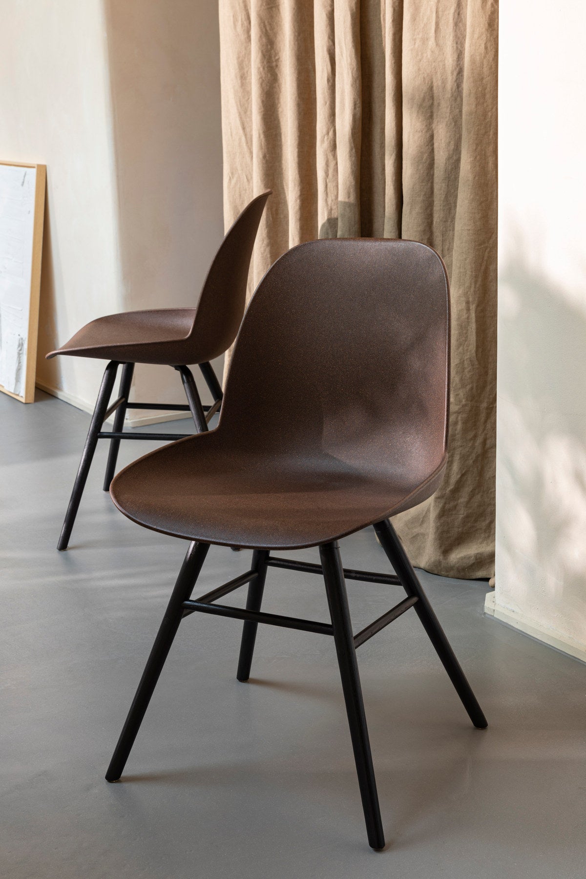 Stuhl Albert Kuip in Coffee präsentiert im Onlineshop von KAQTU Design AG. Stuhl ist von Zuiver