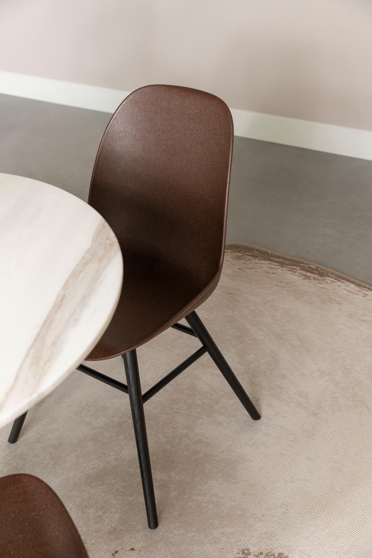 Stuhl Albert Kuip in Coffee präsentiert im Onlineshop von KAQTU Design AG. Stuhl ist von Zuiver