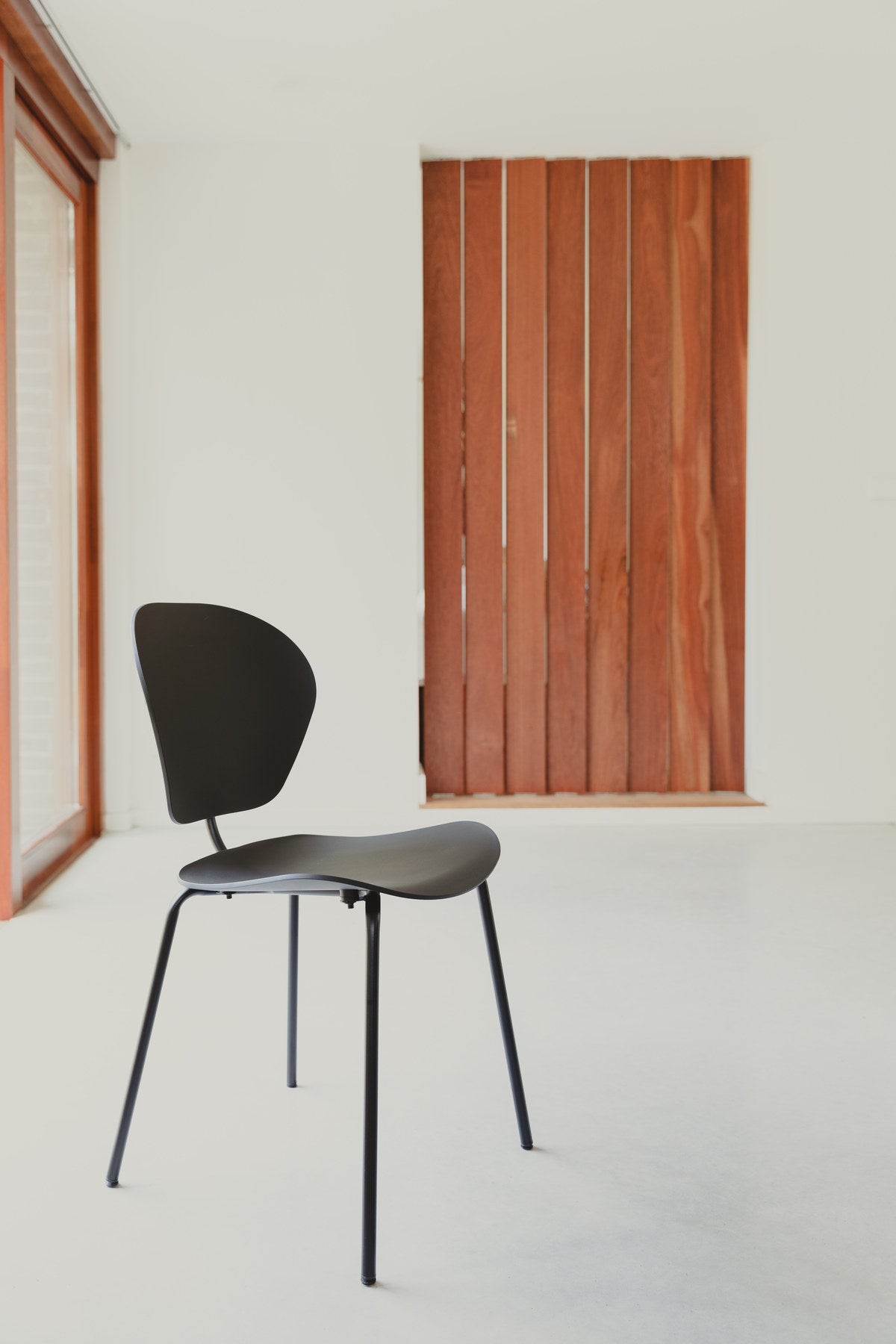 Stuhl The Ocean in Schwarz präsentiert im Onlineshop von KAQTU Design AG. Stuhl ist von Zuiver