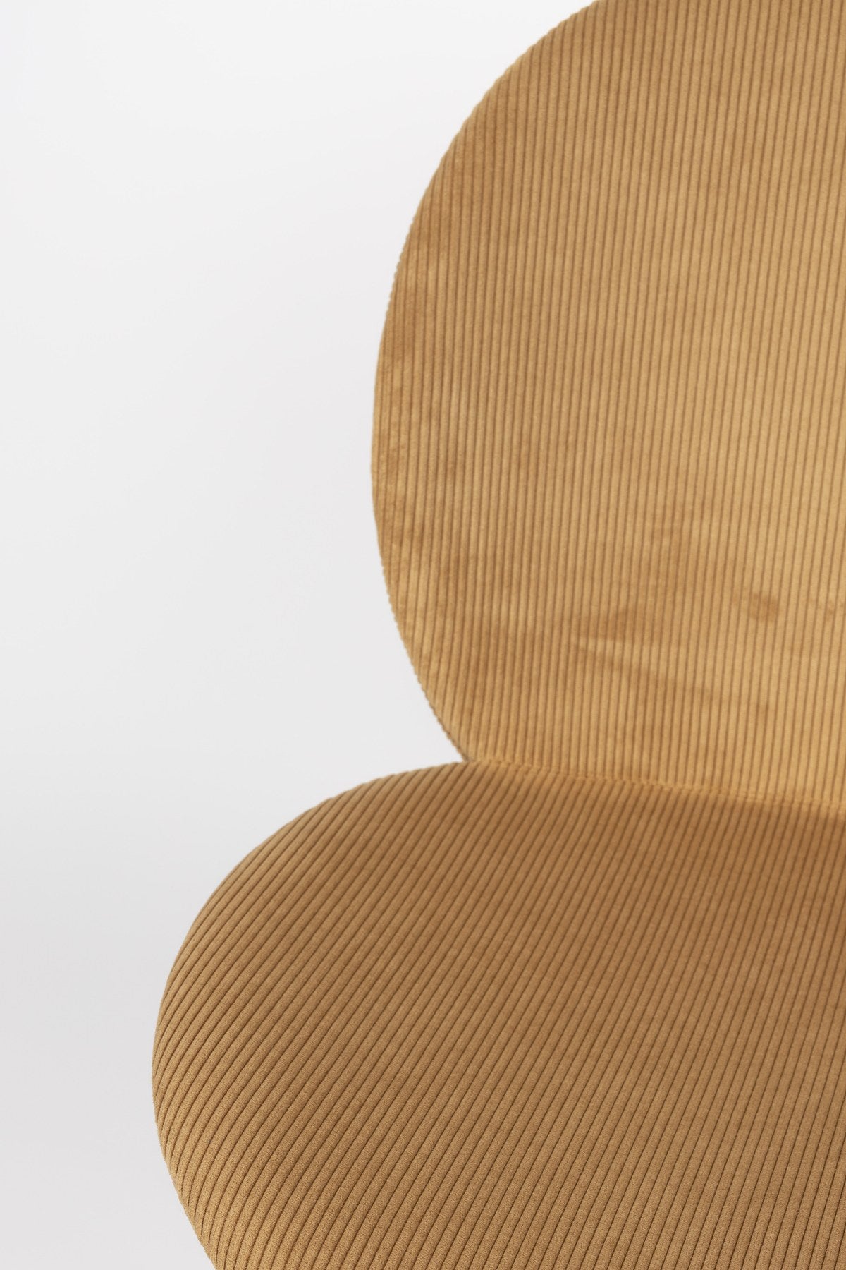 Stuhl Bonnet von Zuiver mit gepolstertem Sitz aus Cordstoff in Oker, schwarzem Metallgestell und schmaler Rückenlehne im Innenbereich.