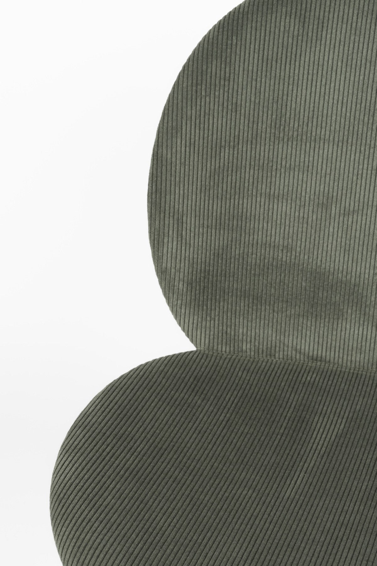 Stuhl Bonnet von Zuiver mit gepolstertem Sitz aus Cordstoff in Oker, schwarzem Metallgestell und schmaler Rückenlehne im Innenbereich.