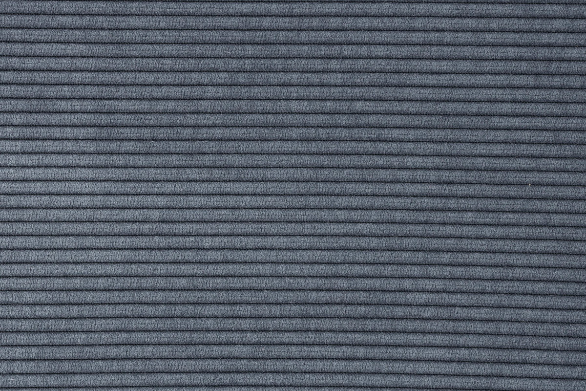 Stuhl Bonnet von Zuiver mit gepolstertem Sitz aus Cordstoff in Oker, schwarzem Metallgestell und schmaler Rückenlehne im Innenbereich.