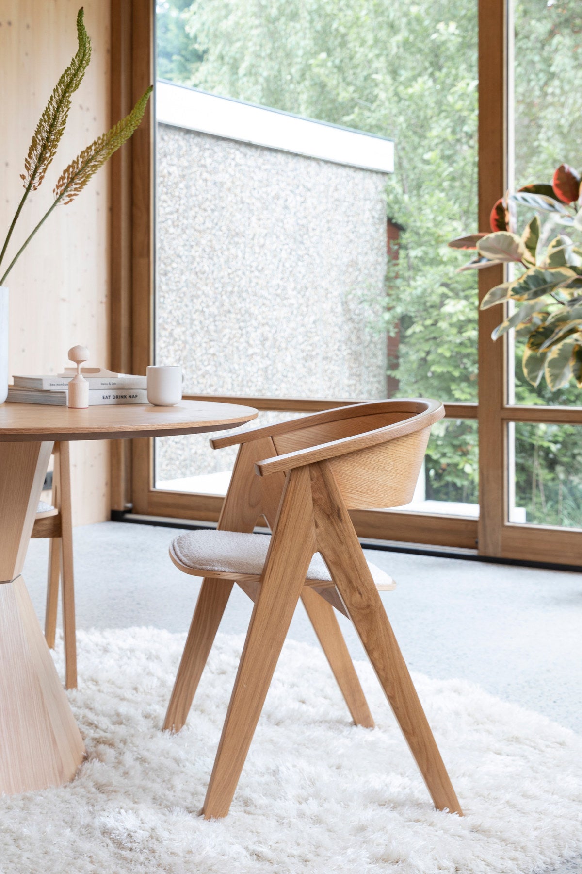 Stuhl Ndsm in Braun präsentiert im Onlineshop von KAQTU Design AG. Schalenstuhl mit Armlehne ist von Zuiver