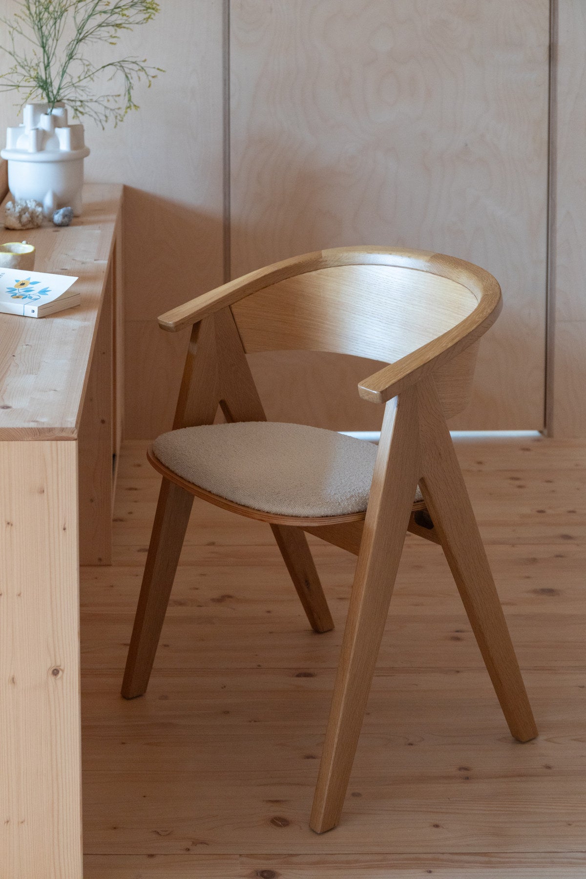 Stuhl Ndsm in Braun präsentiert im Onlineshop von KAQTU Design AG. Schalenstuhl mit Armlehne ist von Zuiver