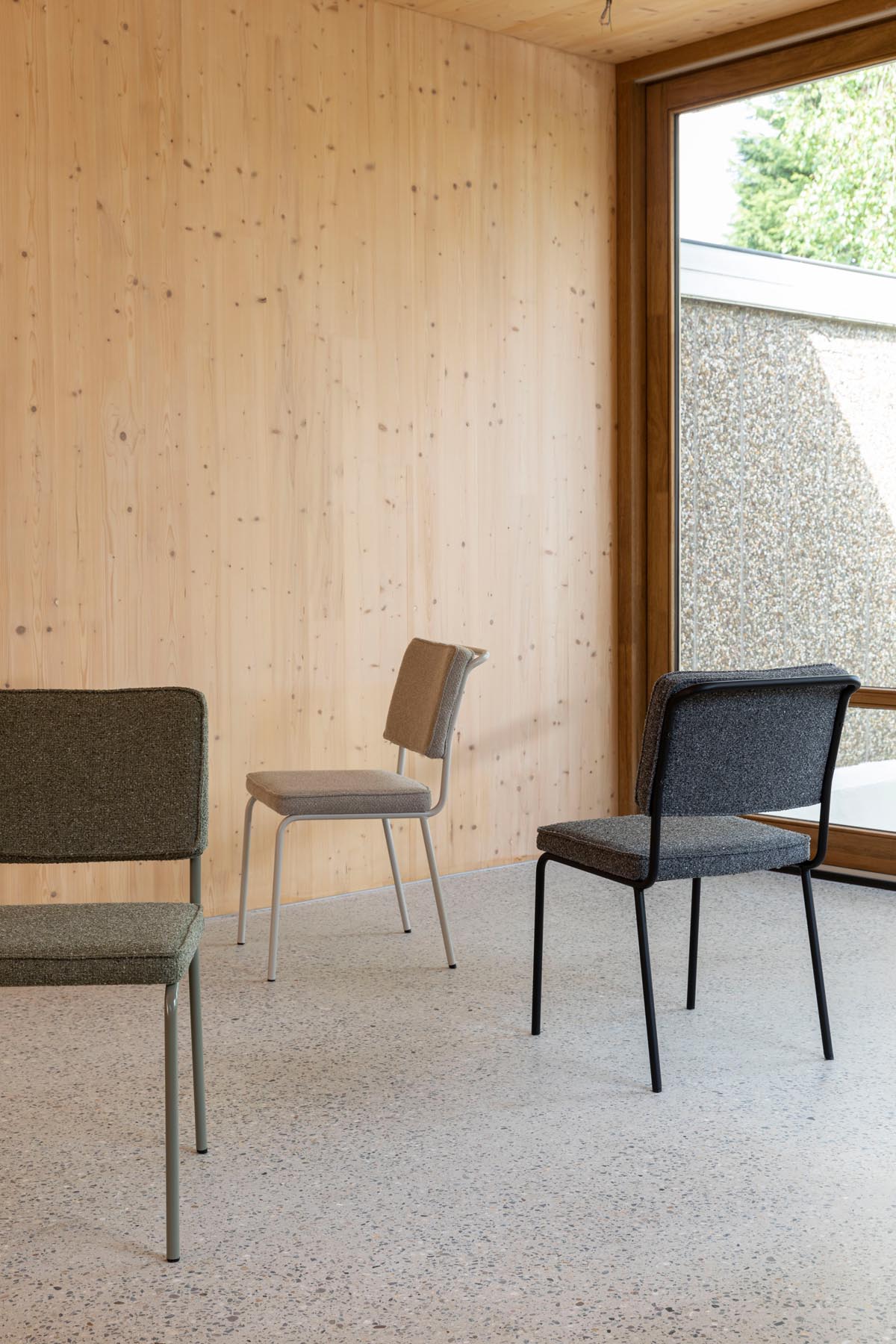 Stuhl Buddy in Schwarz präsentiert im Onlineshop von KAQTU Design AG. Stuhl ist von Zuiver