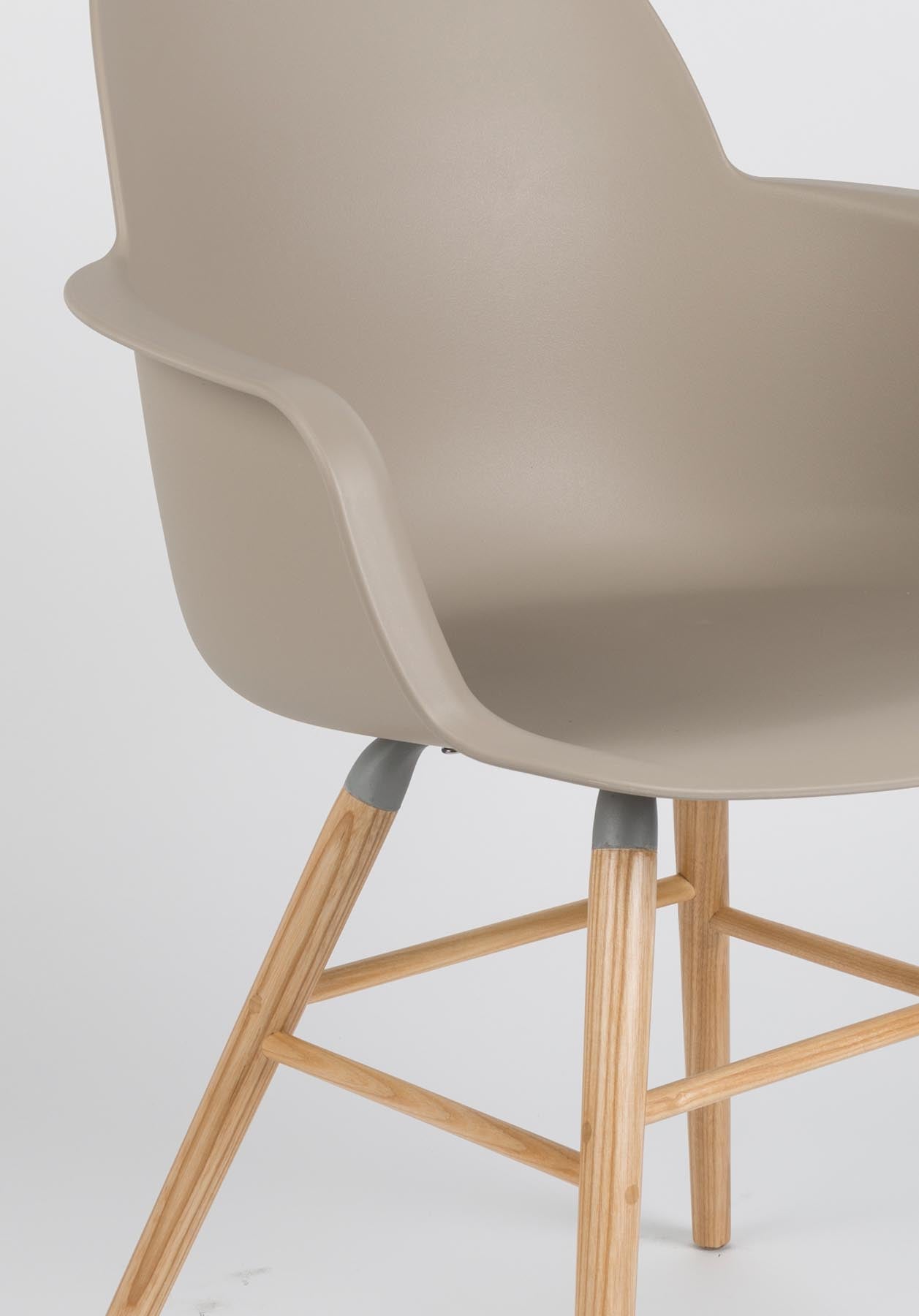 Armlehnstuhl Albert Kuip in Taupe präsentiert im Onlineshop von KAQTU Design AG. Stuhl mit Armlehne ist von Zuiver