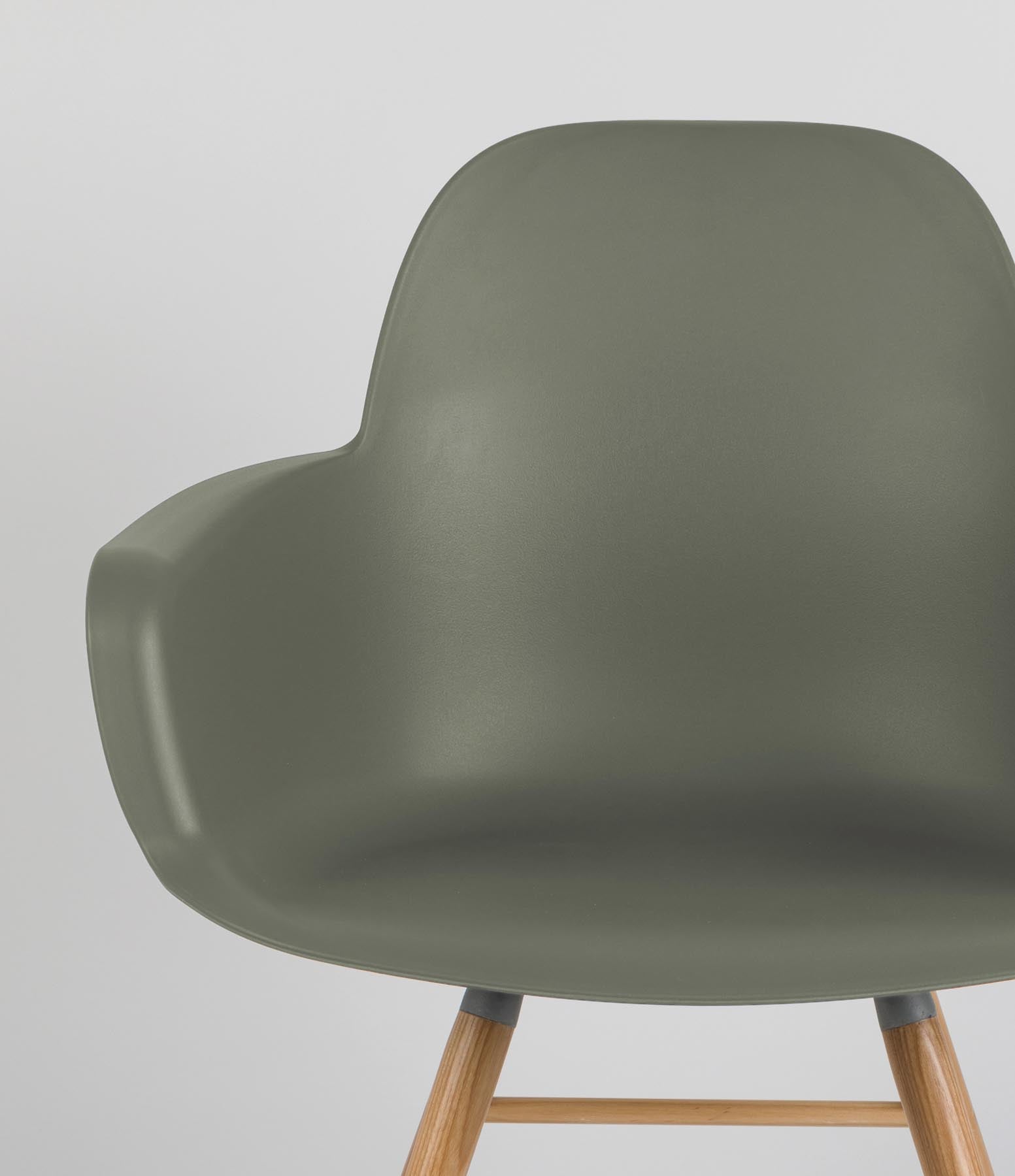 Armlehnstuhl Albert Kuip in Grün präsentiert im Onlineshop von KAQTU Design AG. Stuhl mit Armlehne ist von Zuiver