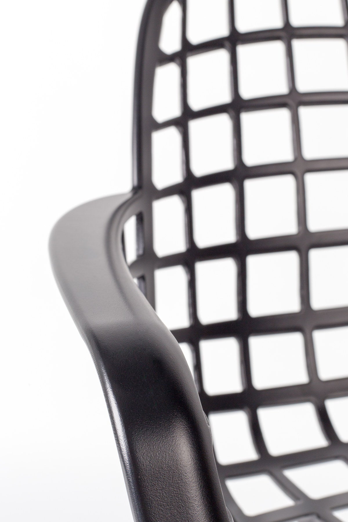 Gartenstuhl mit Armlehne Albert Kuip in Schwarz präsentiert im Onlineshop von KAQTU Design AG. Gartenstuhl mit Armlehnen ist von Zuiver