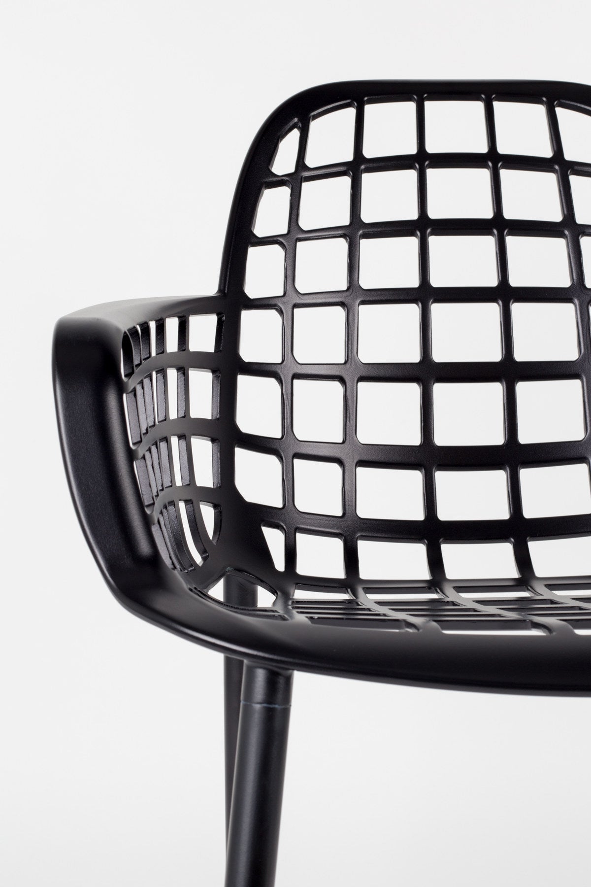 Gartenstuhl mit Armlehne Albert Kuip in Schwarz präsentiert im Onlineshop von KAQTU Design AG. Gartenstuhl mit Armlehnen ist von Zuiver
