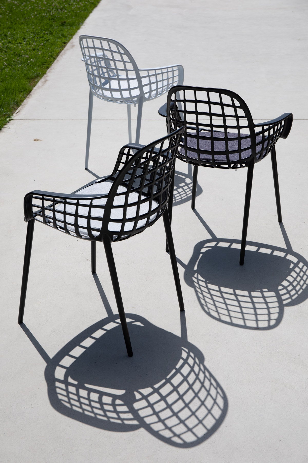 Gartenstuhl mit Armlehne Albert Kuip in Schwarz präsentiert im Onlineshop von KAQTU Design AG. Gartenstuhl mit Armlehnen ist von Zuiver