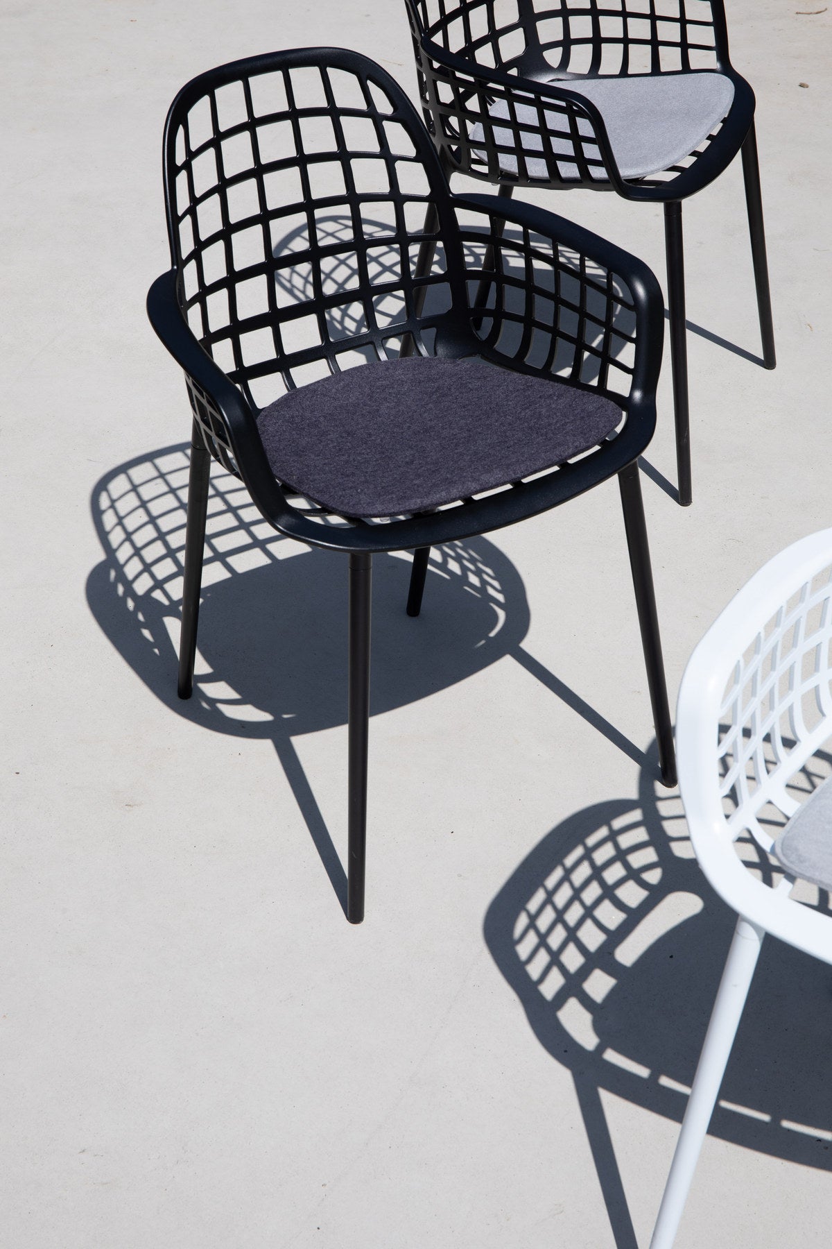 Gartenstuhl mit Armlehne Albert Kuip in Schwarz präsentiert im Onlineshop von KAQTU Design AG. Gartenstuhl mit Armlehnen ist von Zuiver