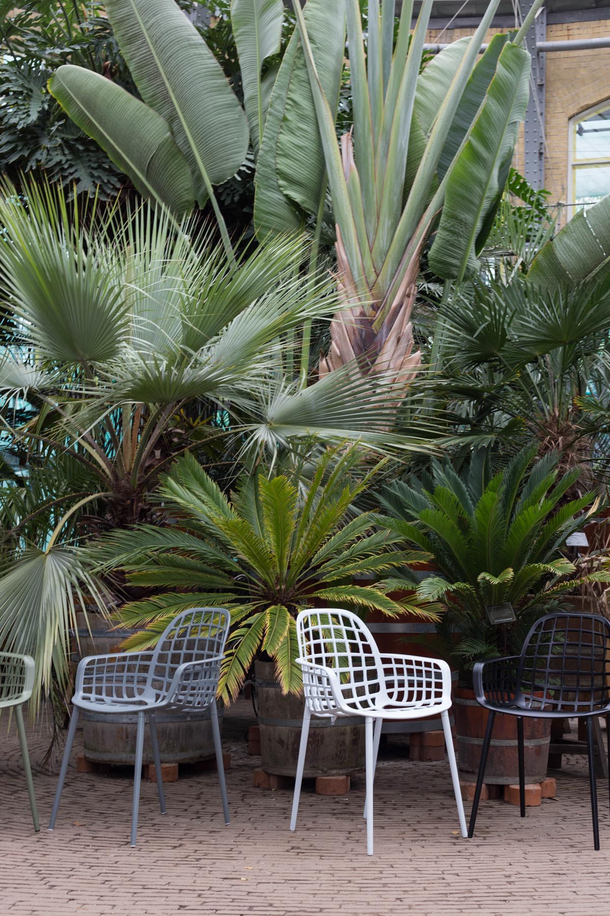 Gartenstuhl mit Armlehne Albert Kuip in Grün präsentiert im Onlineshop von KAQTU Design AG. Gartenstuhl mit Armlehnen ist von Zuiver