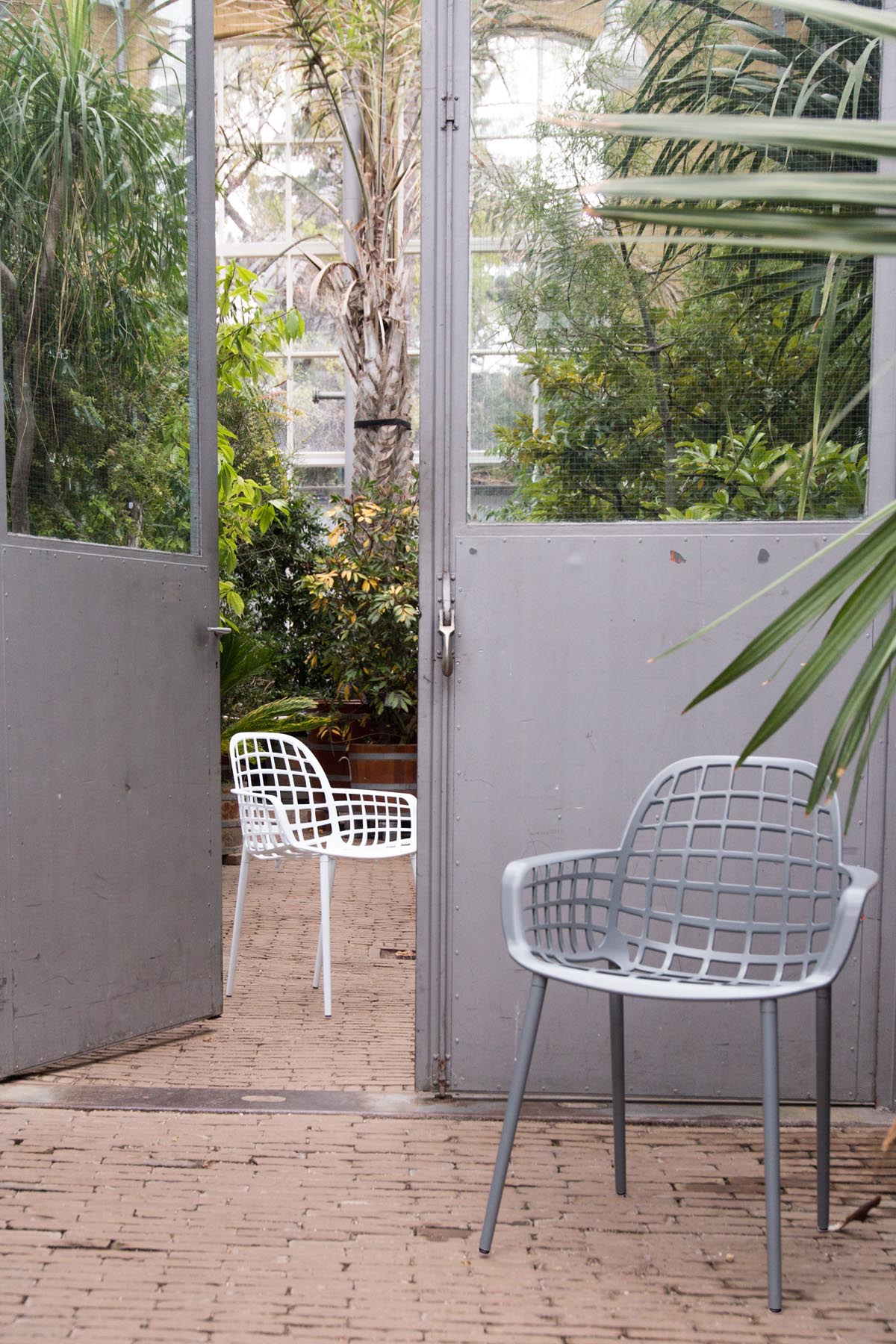 Gartenstuhl mit Armlehne Albert Kuip in Grün präsentiert im Onlineshop von KAQTU Design AG. Gartenstuhl mit Armlehnen ist von Zuiver