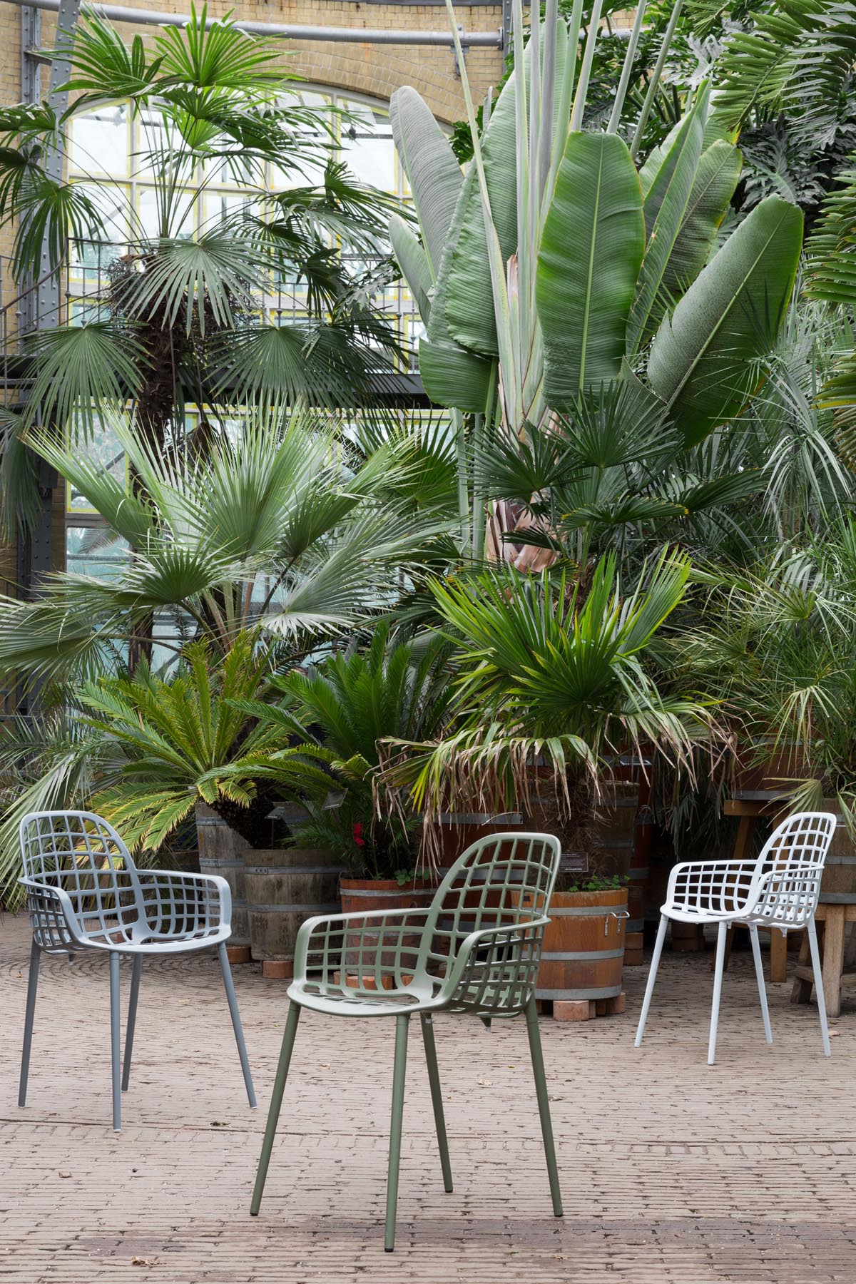 Gartenstuhl mit Armlehne Albert Kuip in Grün präsentiert im Onlineshop von KAQTU Design AG. Gartenstuhl mit Armlehnen ist von Zuiver
