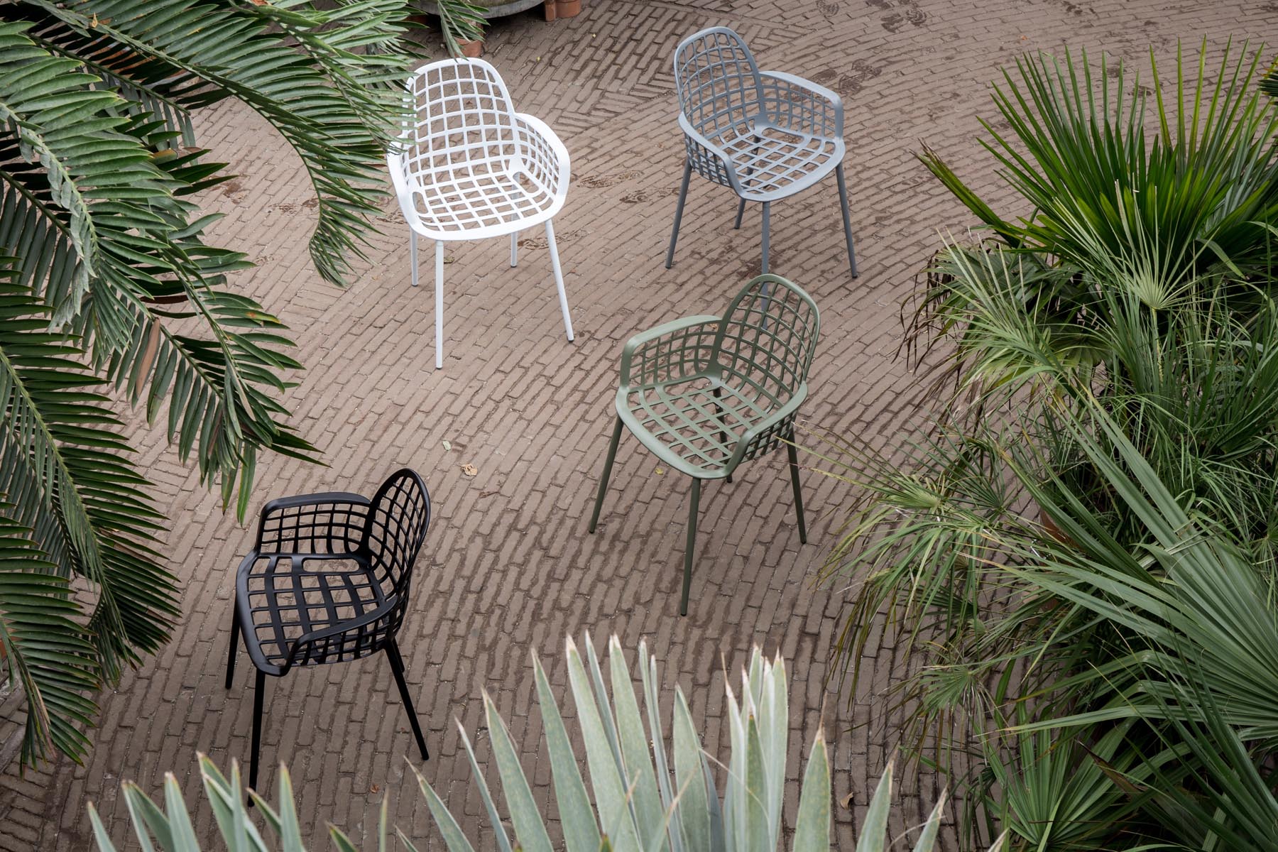Gartenstuhl mit Armlehne Albert Kuip in Grün präsentiert im Onlineshop von KAQTU Design AG. Gartenstuhl mit Armlehnen ist von Zuiver