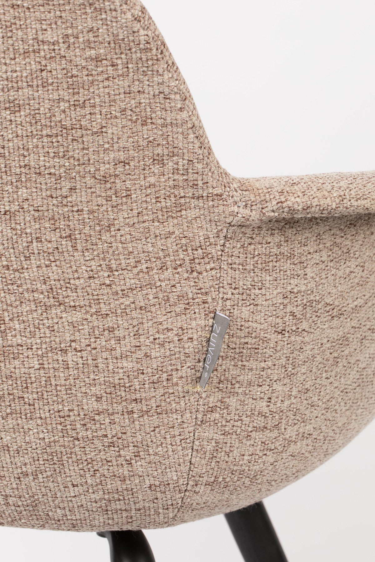 Armlehnstuhl Albert Kuip gepolstert in beige präsentiert im Onlineshop von KAQTU Design AG. Stuhl mit Armlehne ist von Zuiver