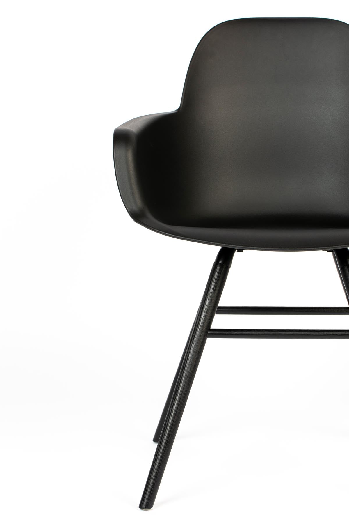 Armlehnstuhl Albert Kuip in Schwarz präsentiert im Onlineshop von KAQTU Design AG. Stuhl mit Armlehne ist von Zuiver