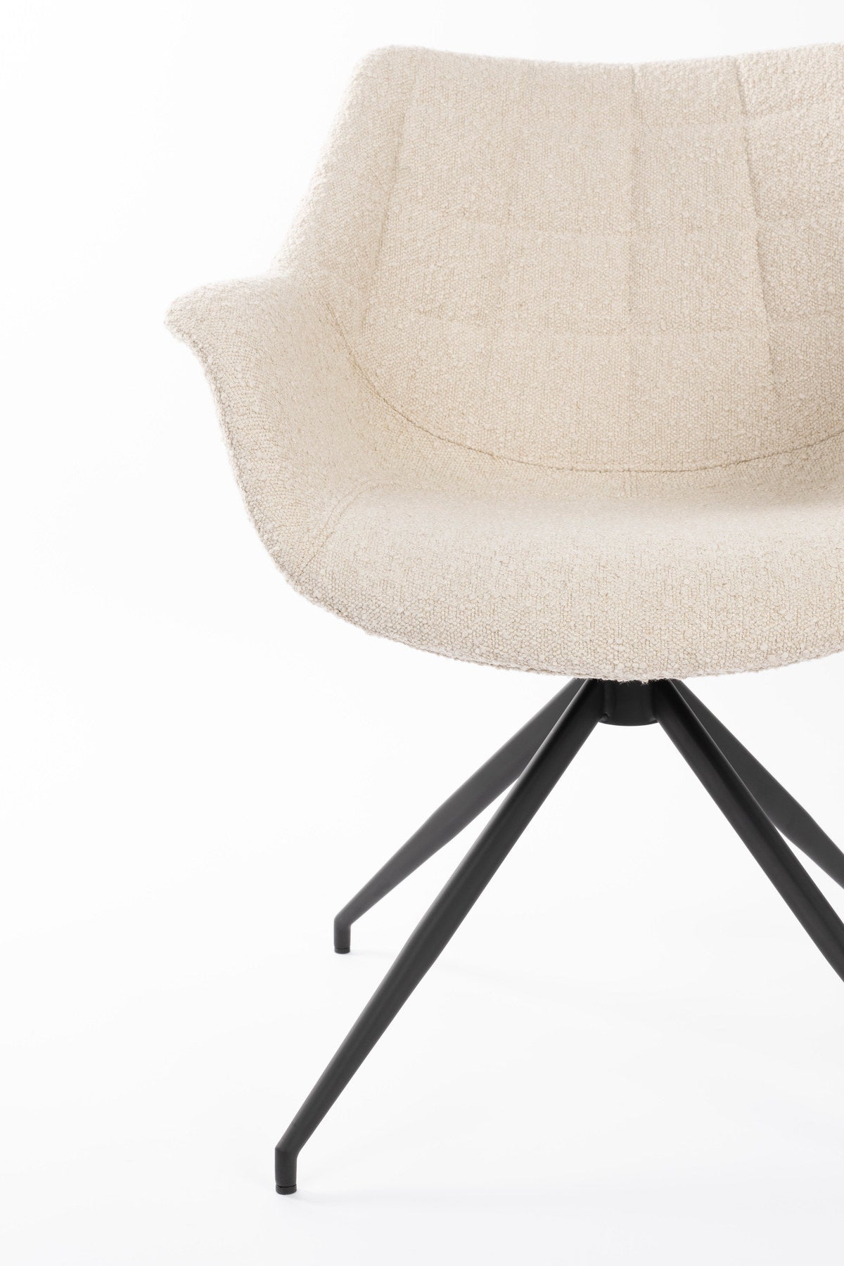Armlehnstuhl Doulton Swivel in Natural präsentiert im Onlineshop von KAQTU Design AG. Dreh-Schalenstuhl mit Armlehnen ist von Zuiver