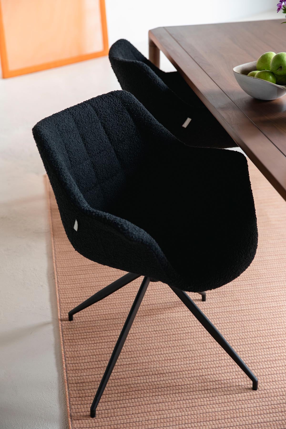 Armlehnstuhl Doulton Swivel in Schwarz präsentiert im Onlineshop von KAQTU Design AG. Dreh-Schalenstuhl mit Armlehnen ist von Zuiver