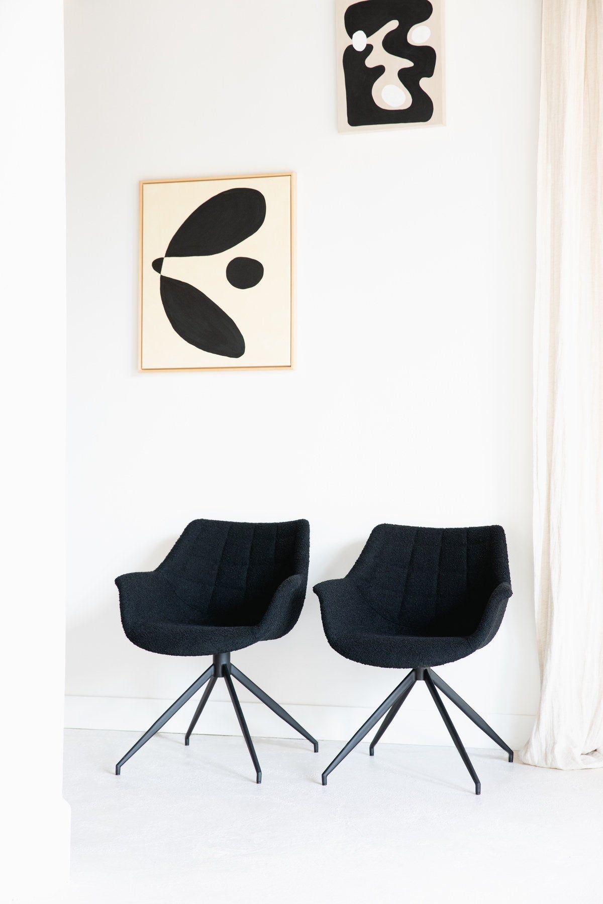 Armlehnstuhl Doulton Swivel in Schwarz präsentiert im Onlineshop von KAQTU Design AG. Dreh-Schalenstuhl mit Armlehnen ist von Zuiver