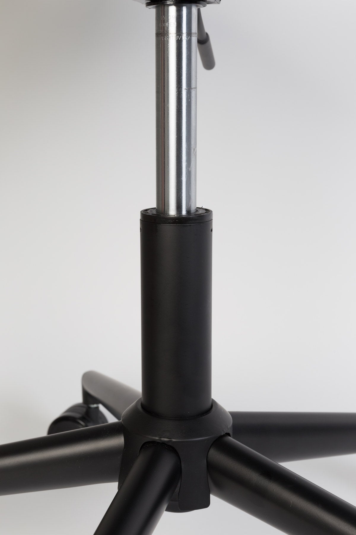 Bürostuhl OMG in Schwarz präsentiert im Onlineshop von KAQTU Design AG. Bürostuhl ist von Zuiver