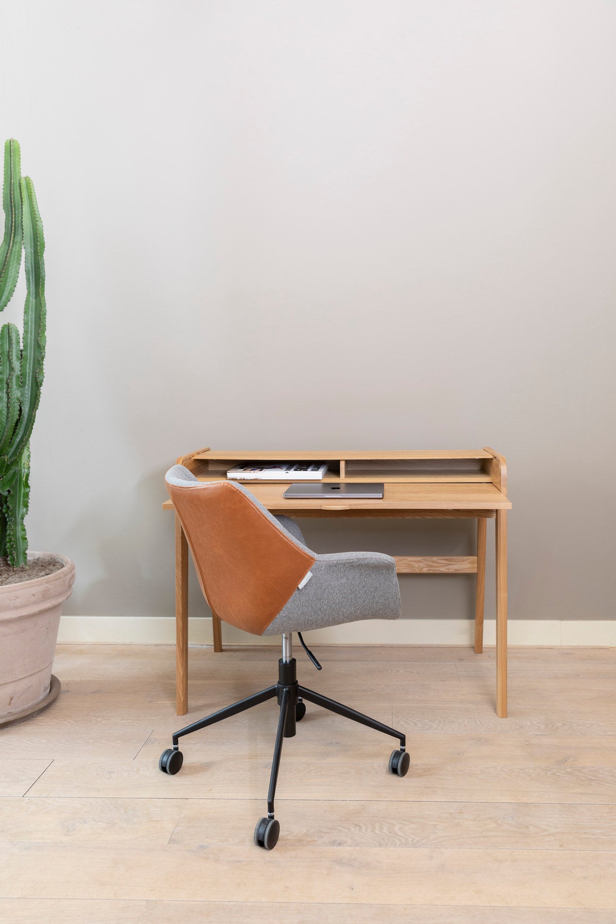Bürostuhl Doulton in Braun präsentiert im Onlineshop von KAQTU Design AG. Bürostuhl ist von Zuiver