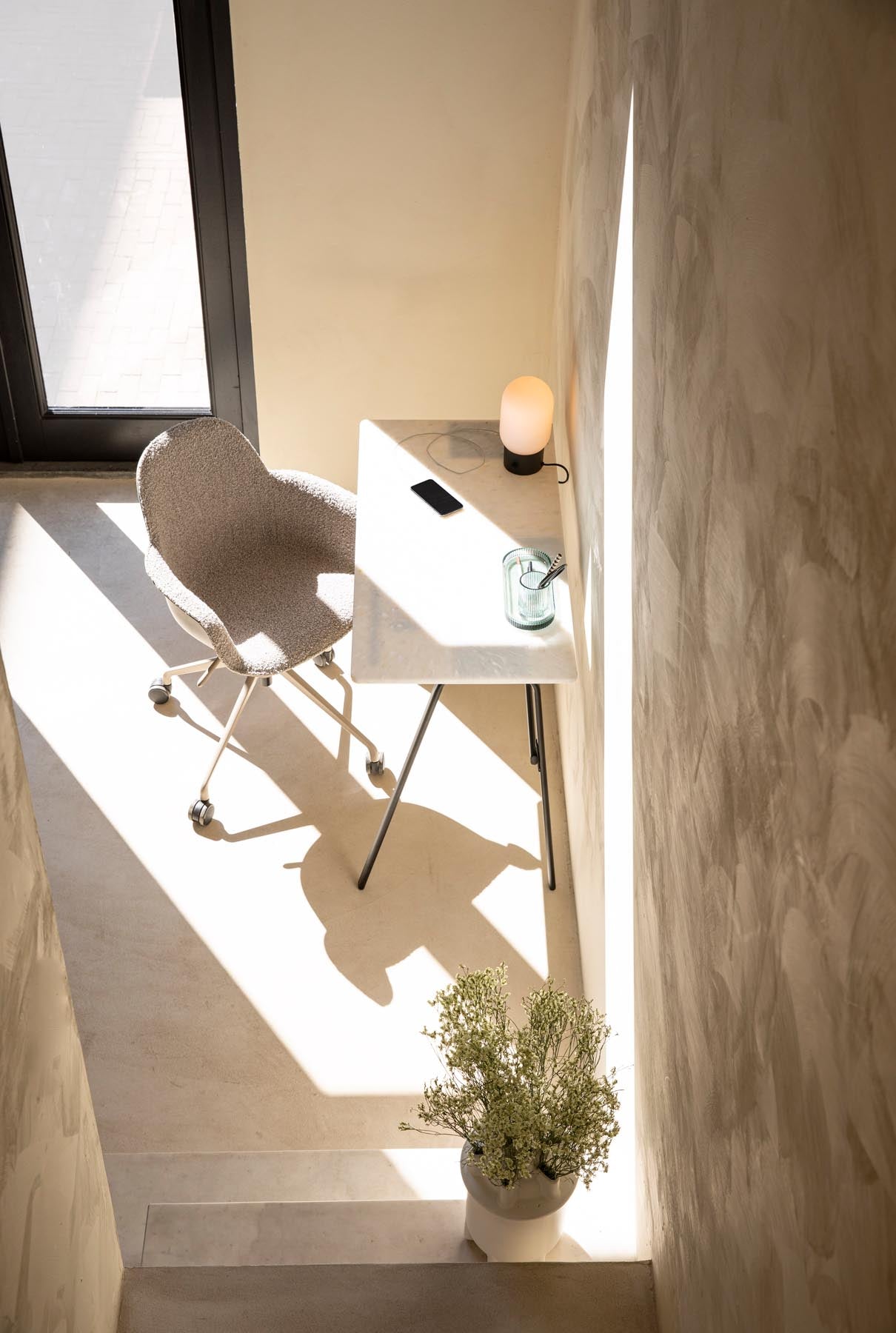 Bürostuhl mit Armlehne Albert Kuip in Taupe präsentiert im Onlineshop von KAQTU Design AG. Bürostuhl mit Armlehne ist von Zuiver
