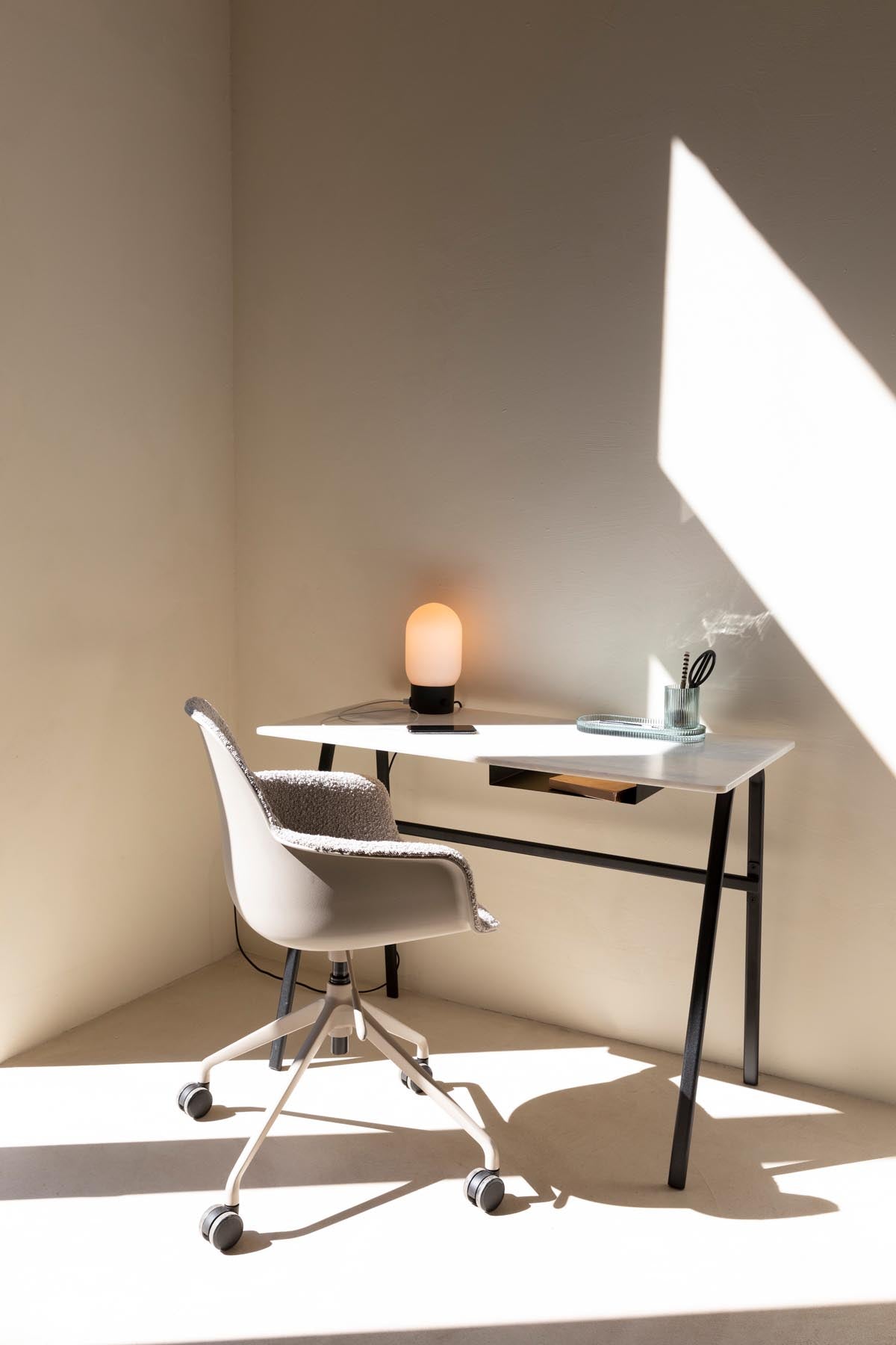 Bürostuhl mit Armlehne Albert Kuip in Taupe präsentiert im Onlineshop von KAQTU Design AG. Bürostuhl mit Armlehne ist von Zuiver