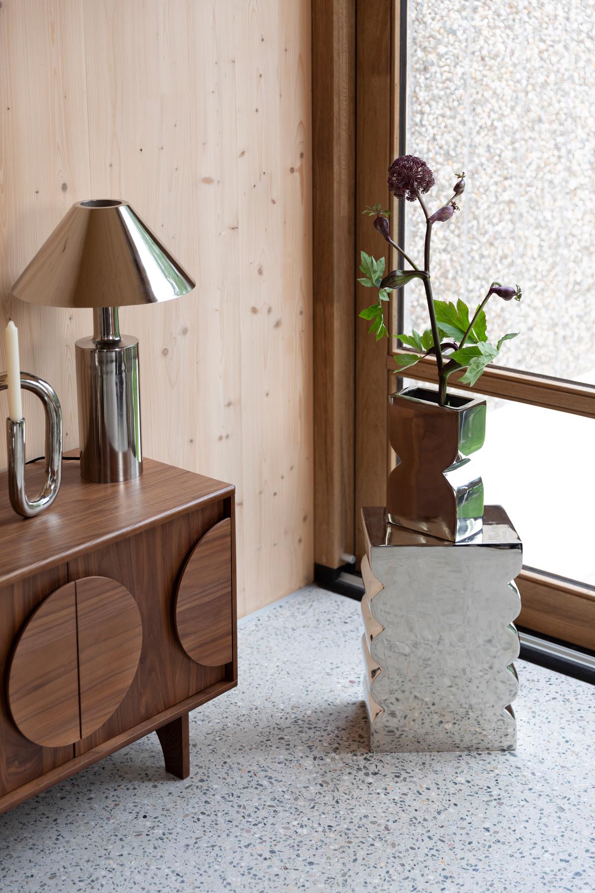 Hocker Curves in Shiny Silver präsentiert im Onlineshop von KAQTU Design AG. Hocker ist von Zuiver
