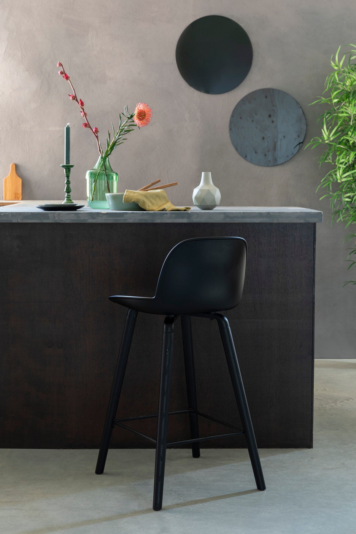 Barstuhl Albert Kuip in Schwarz präsentiert im Onlineshop von KAQTU Design AG. Barstuhl ist von Zuiver