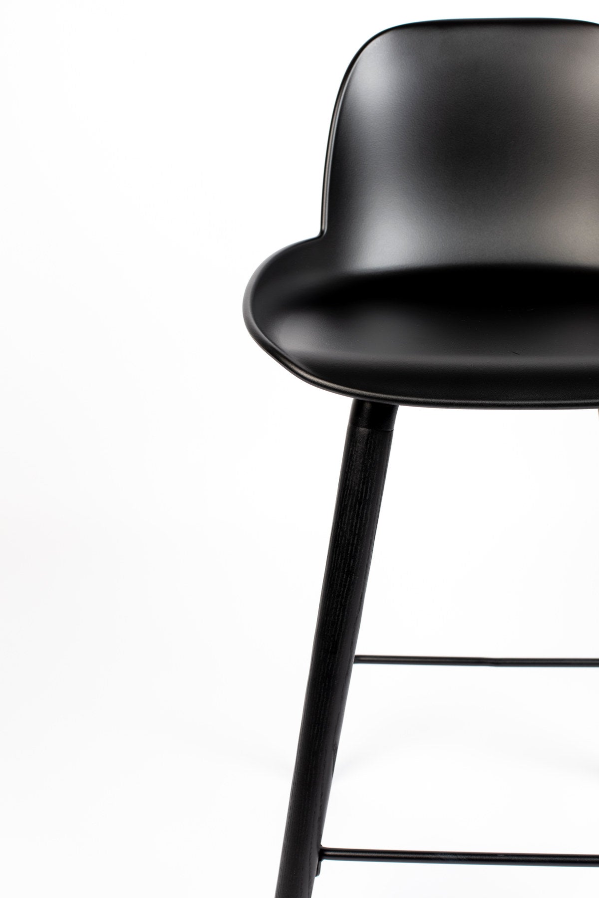 Barstuhl Albert Kuip in Schwarz präsentiert im Onlineshop von KAQTU Design AG. Barstuhl ist von Zuiver
