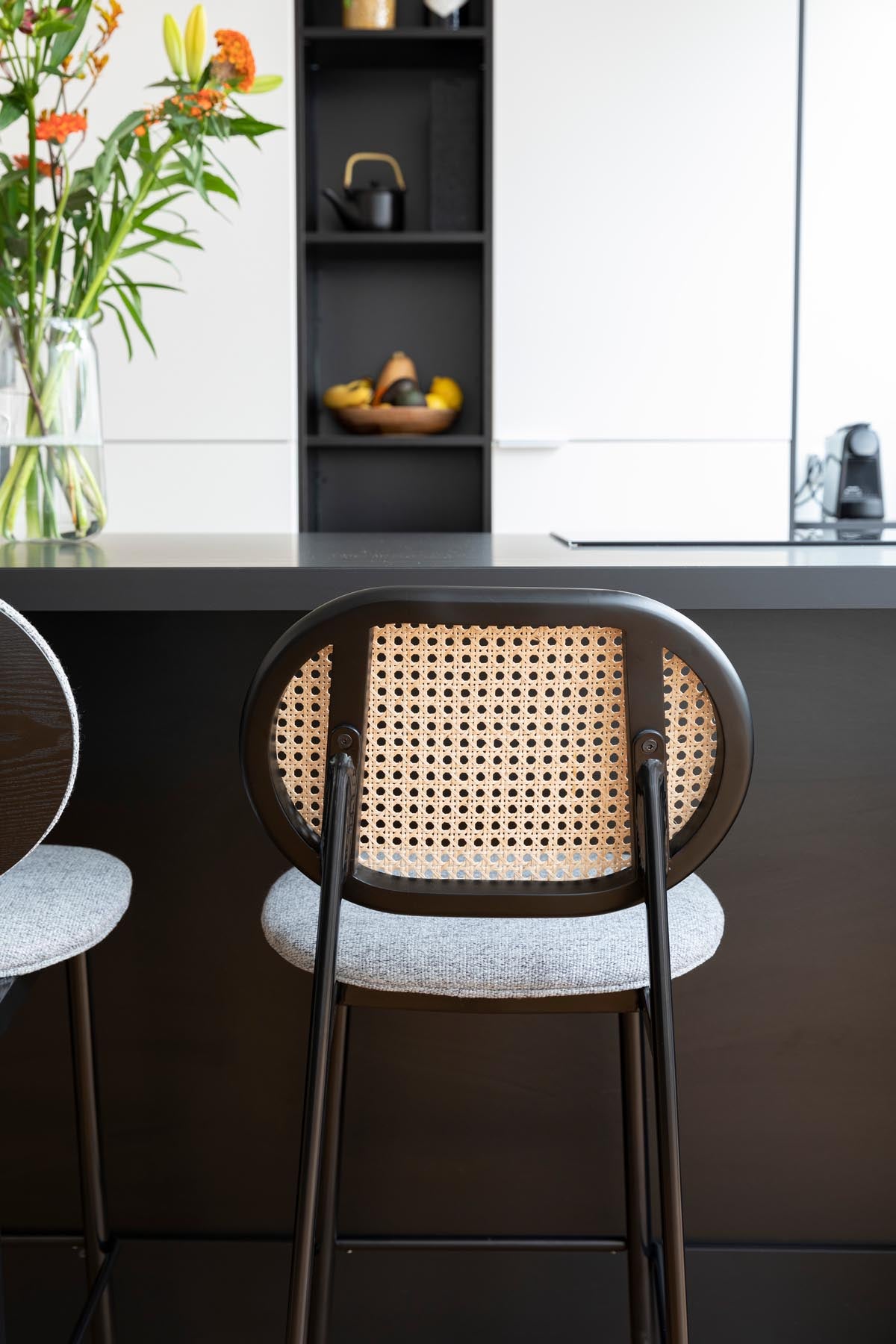 Barstuhl Spike in Grau präsentiert im Onlineshop von KAQTU Design AG. Barstuhl ist von Zuiver
