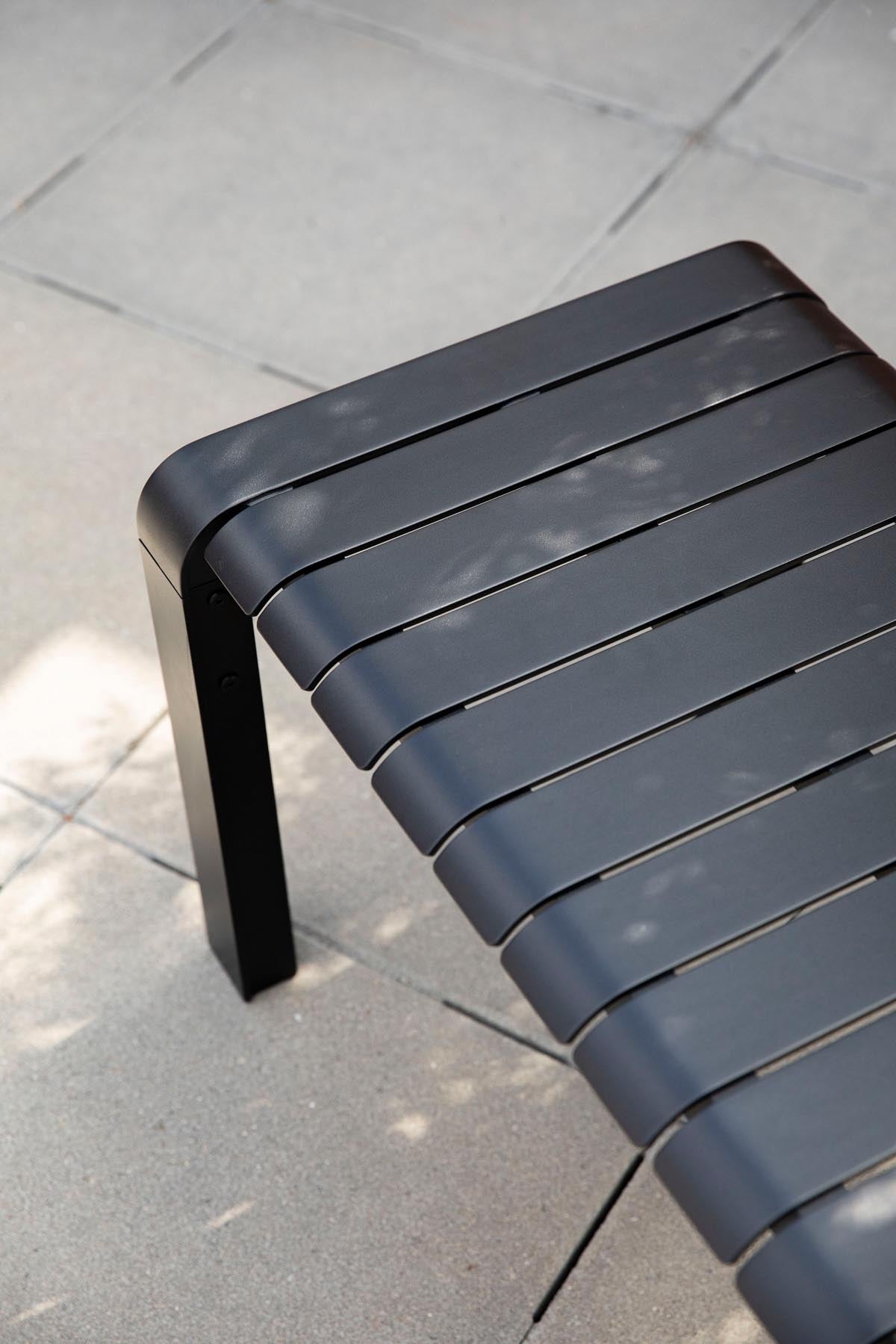Gartenbank Vondel in Schwarz präsentiert im Onlineshop von KAQTU Design AG. Gartenbank ist von Zuiver