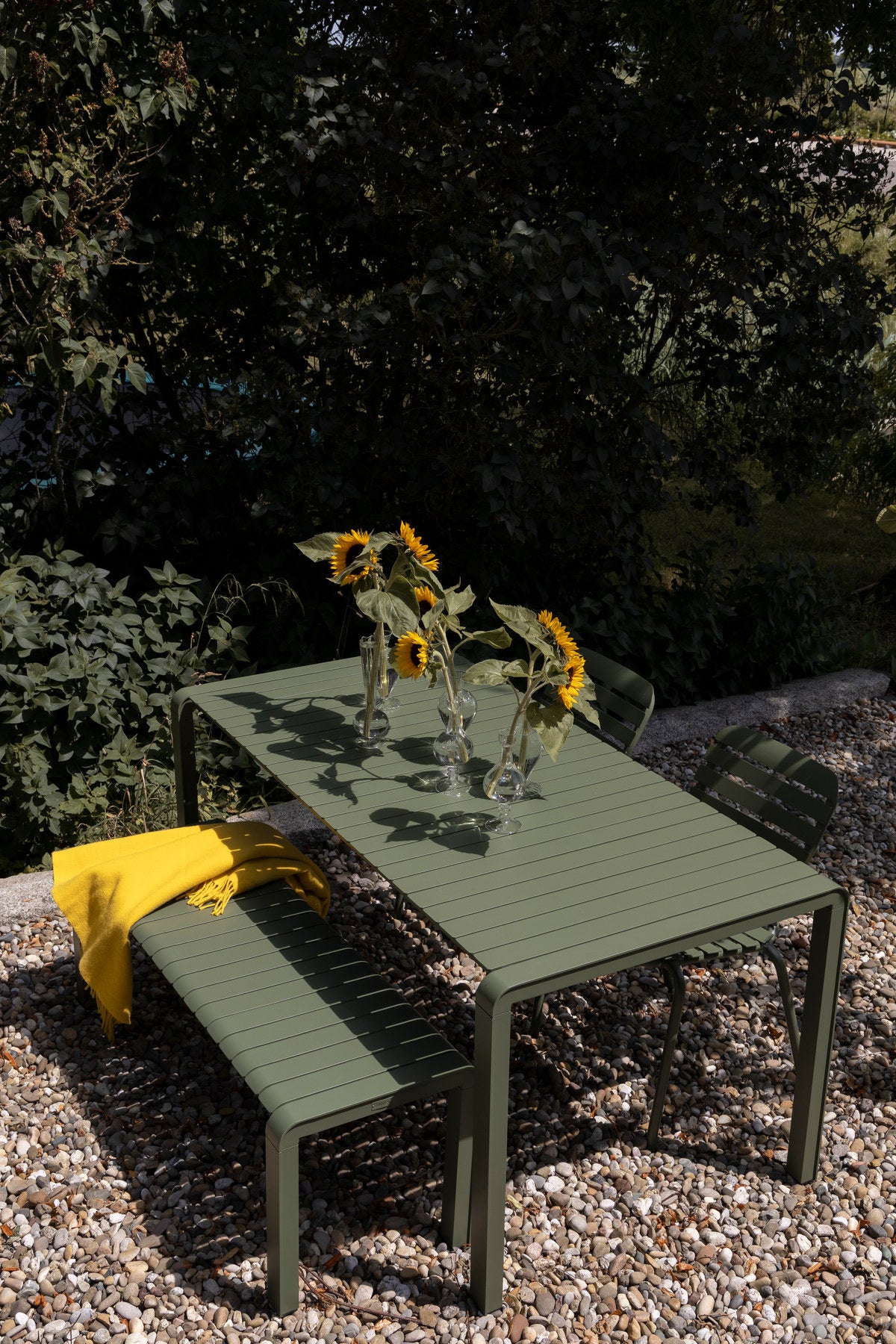 Gartenbank Vondel in Grün präsentiert im Onlineshop von KAQTU Design AG. Gartenbank ist von Zuiver
