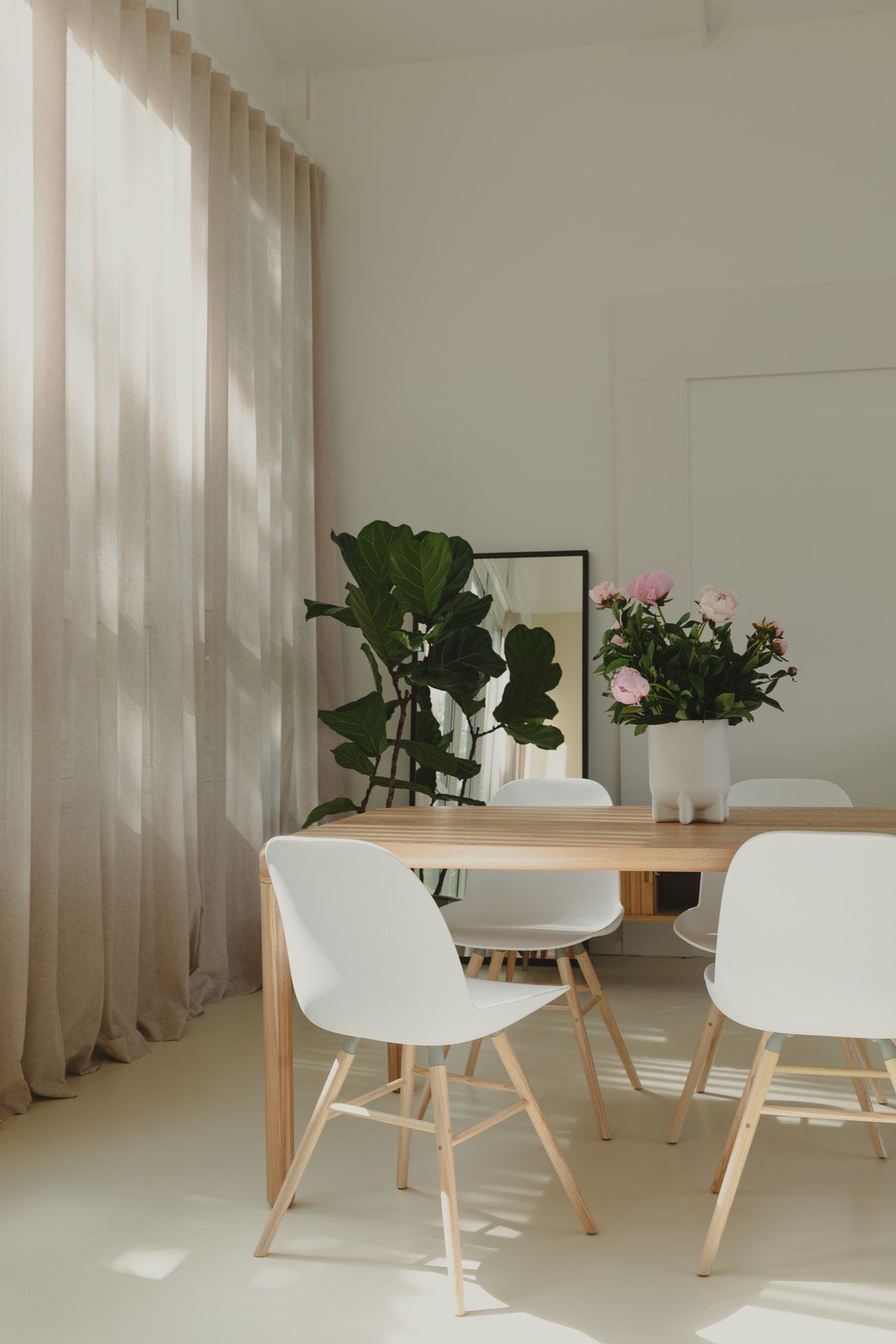 Tisch Storm in Natur präsentiert im Onlineshop von KAQTU Design AG. Esstisch ist von Zuiver