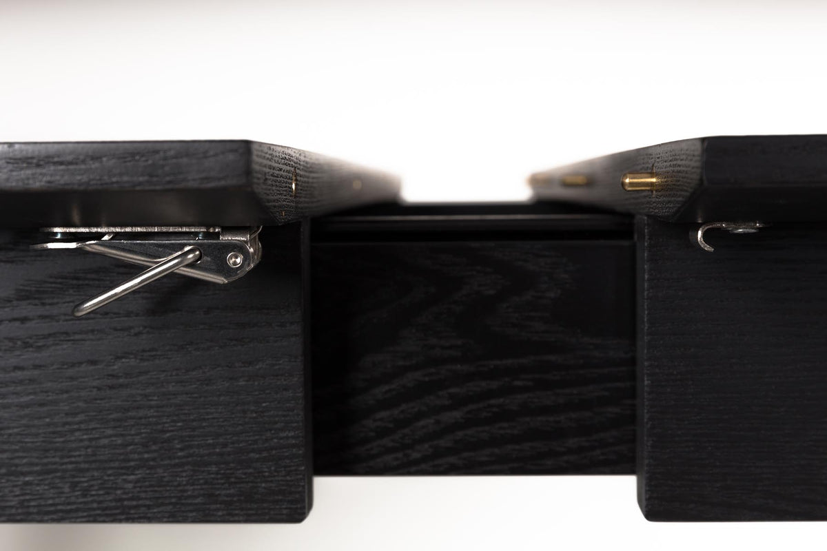 Tisch Glimps in Schwarz präsentiert im Onlineshop von KAQTU Design AG. Esstisch ist von Zuiver