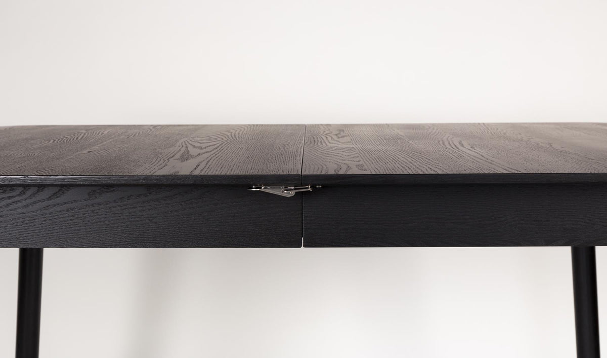 Tisch Glimps in Schwarz präsentiert im Onlineshop von KAQTU Design AG. Esstisch ist von Zuiver