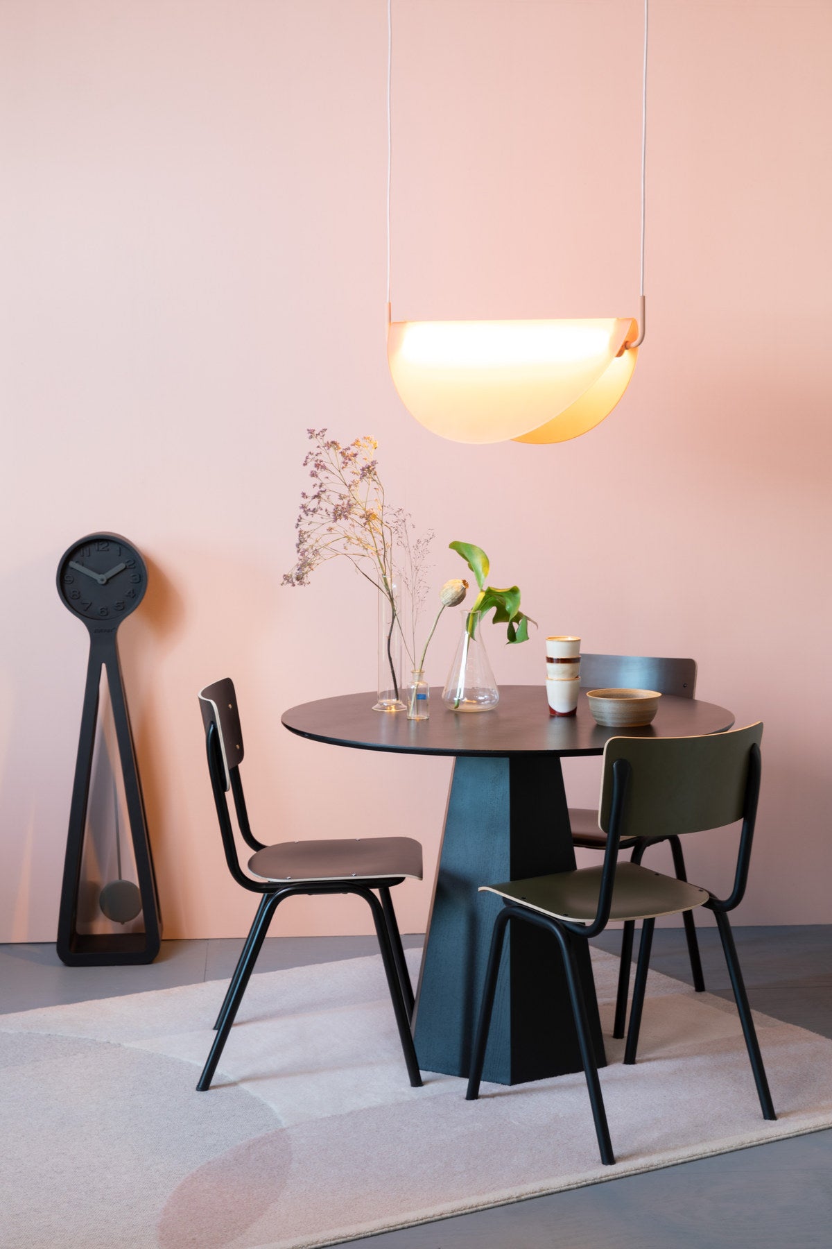 Tisch Pilar in Schwarz präsentiert im Onlineshop von KAQTU Design AG. Esstisch ist von Zuiver