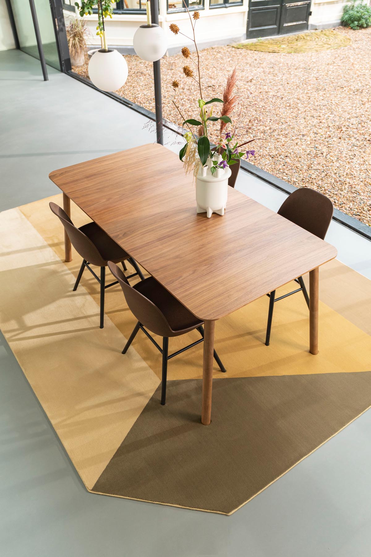 Tisch Glimps in Braun präsentiert im Onlineshop von KAQTU Design AG. Esstisch ist von Zuiver