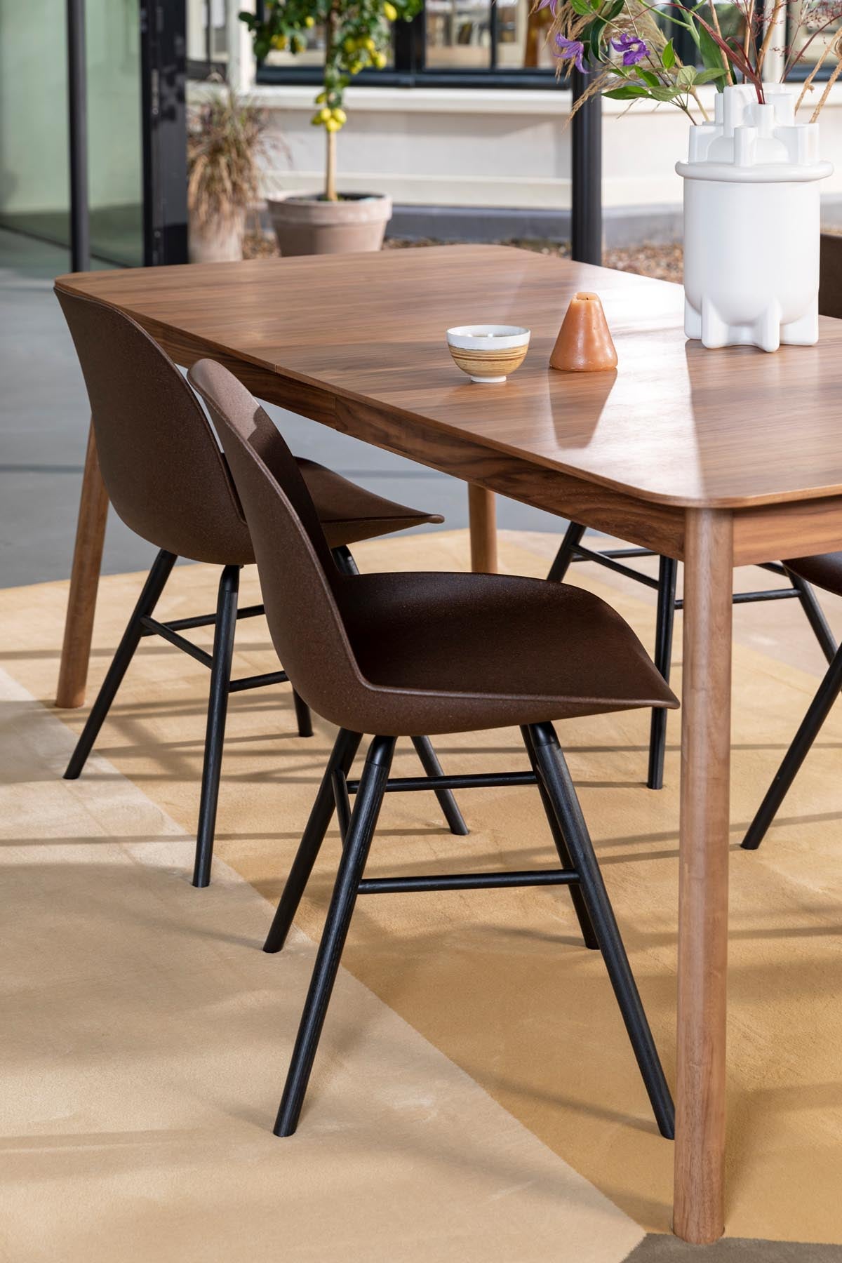 Tisch Glimps in Braun präsentiert im Onlineshop von KAQTU Design AG. Esstisch ist von Zuiver