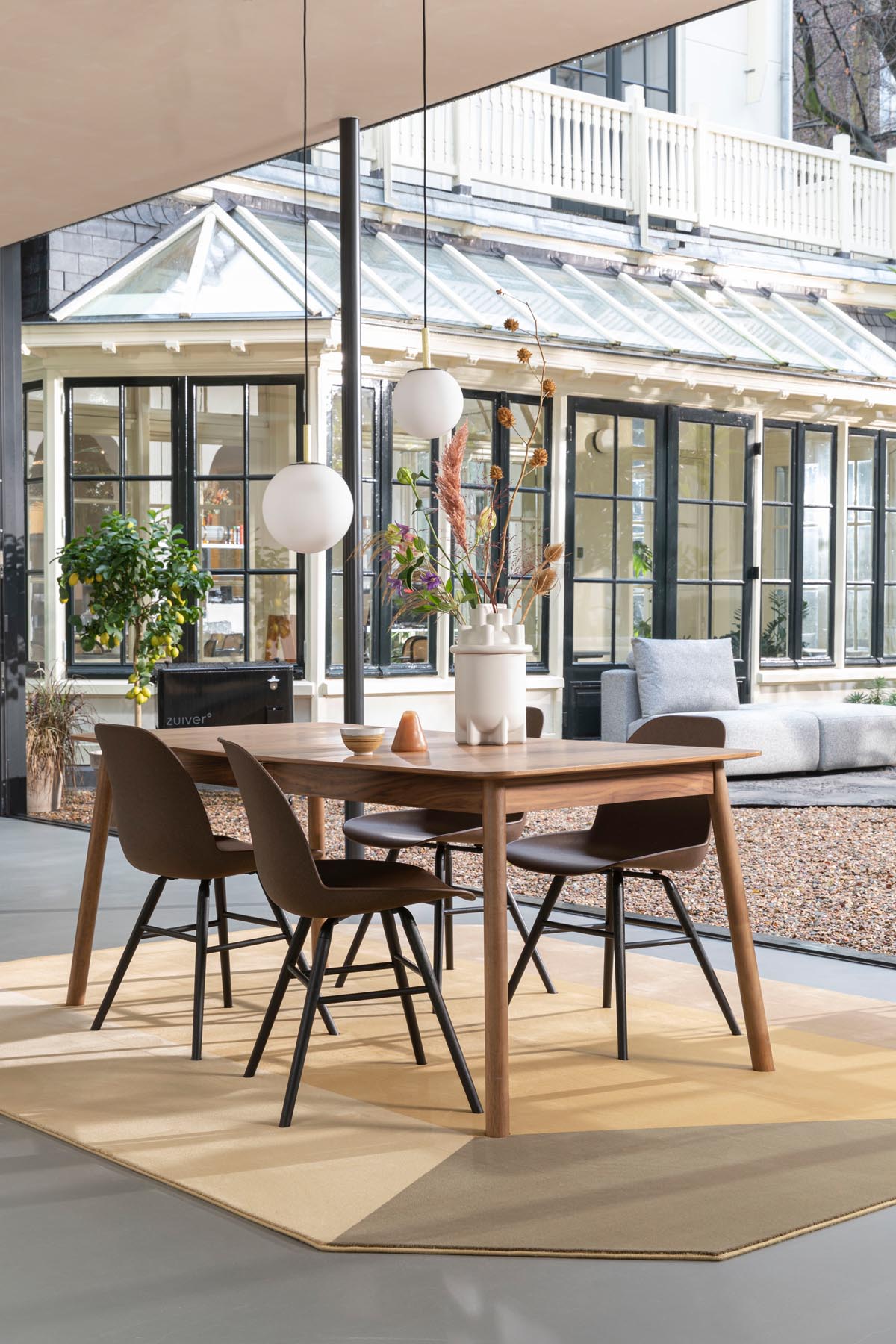 Tisch Glimps in Braun präsentiert im Onlineshop von KAQTU Design AG. Esstisch ist von Zuiver