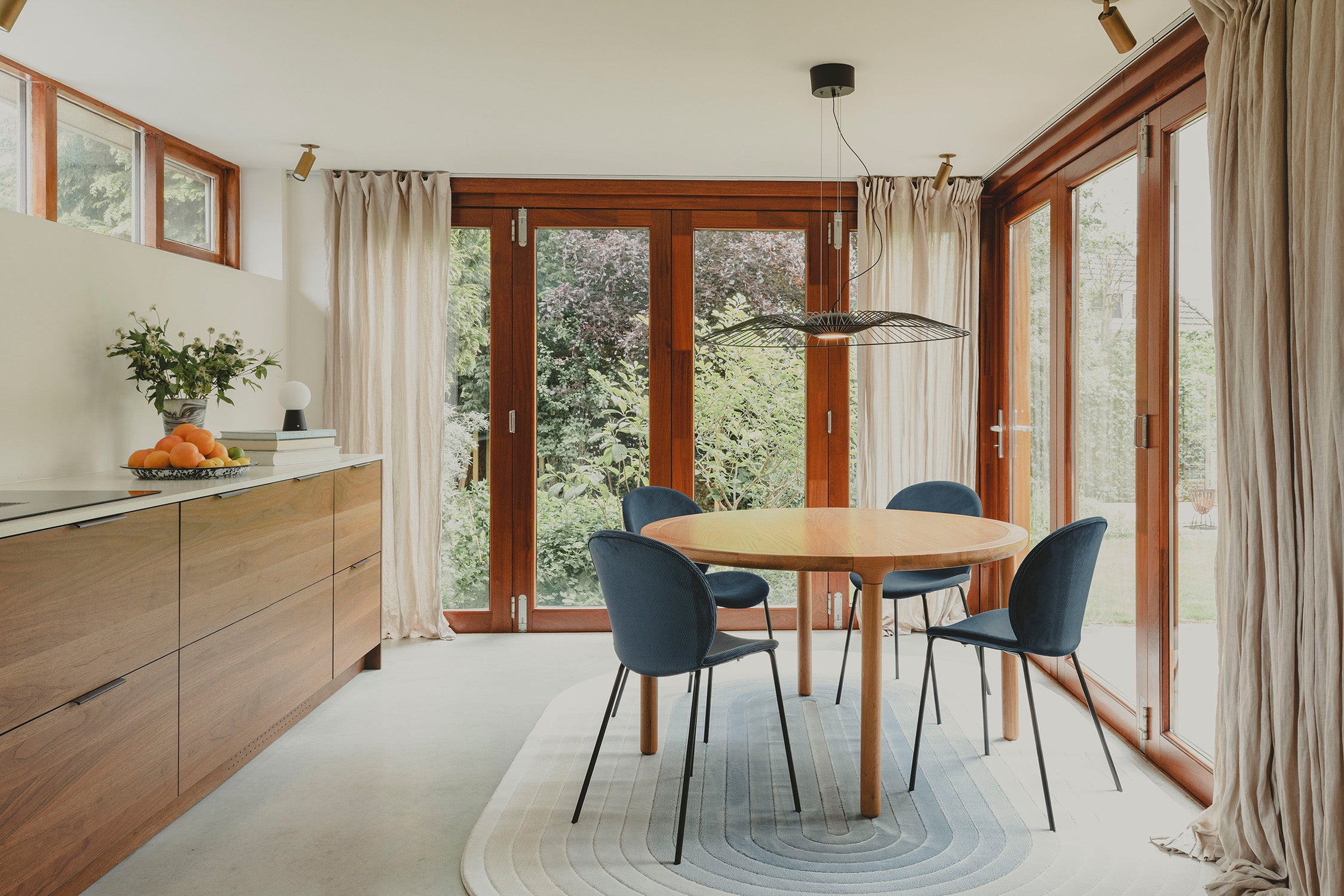 Rechteckiger Esstisch Storm von Zuiver mit klaren Linien, heller Holzoptik und stabilen Beinen aus Eschenholz, ideal für moderne Wohnräume.