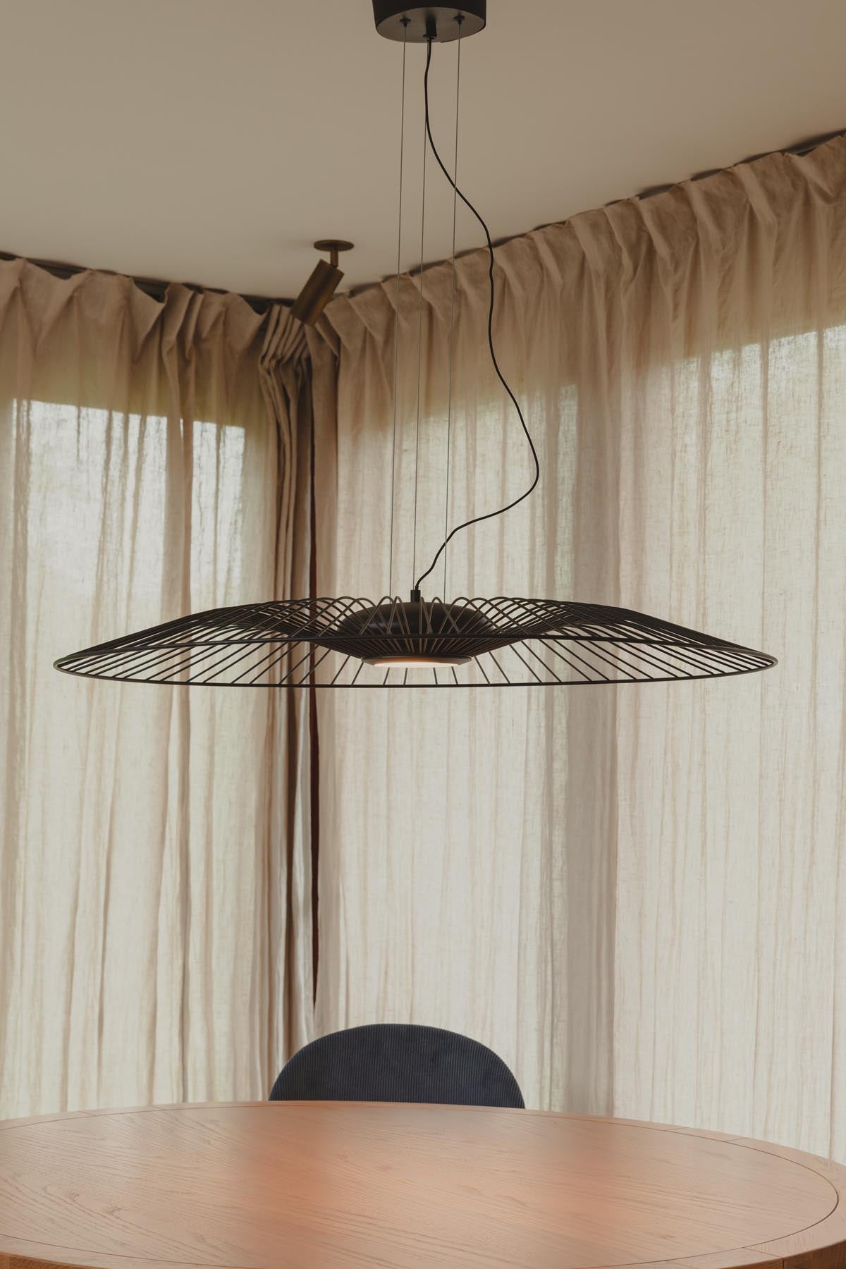 Tisch Storm in Natur präsentiert im Onlineshop von KAQTU Design AG. Esstisch ist von Zuiver