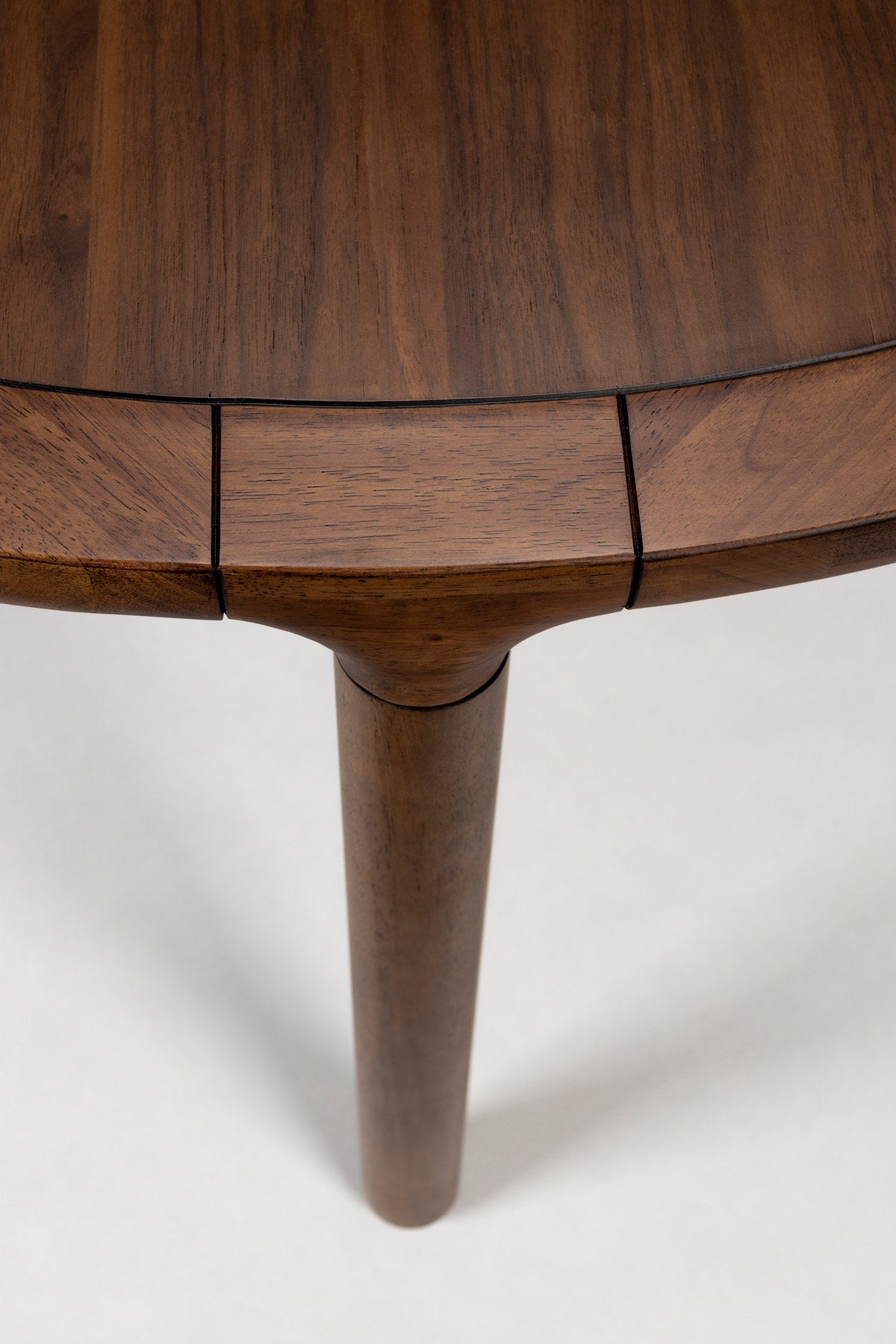 Tisch Storm in Braun präsentiert im Onlineshop von KAQTU Design AG. Esstisch ist von Zuiver