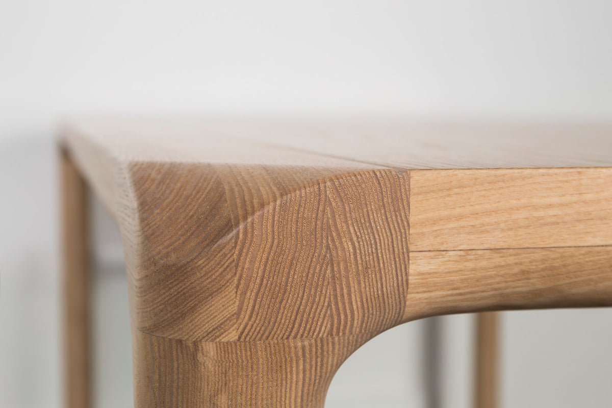 Tisch Storm in Natur präsentiert im Onlineshop von KAQTU Design AG. Esstisch ist von Zuiver