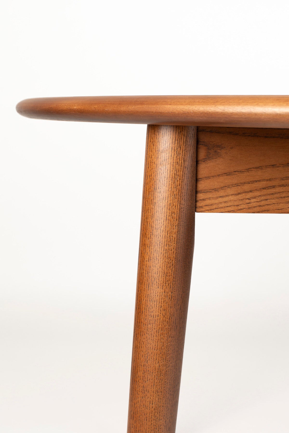 Twist Tisch rund 120/160 Nussbaum in Braun präsentiert im Onlineshop von KAQTU Design AG. Esstisch ist von Zuiver