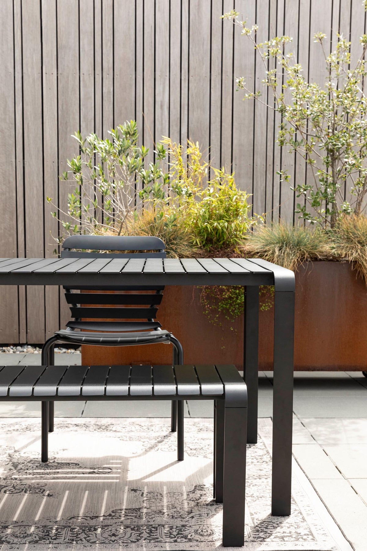 Gartentisch Vondel von Zuiver in Schwarz, rechteckige Tischplatte aus pulverbeschichtetem Aluminium mit schlanken Beinen und Fusskappen aus PP.
