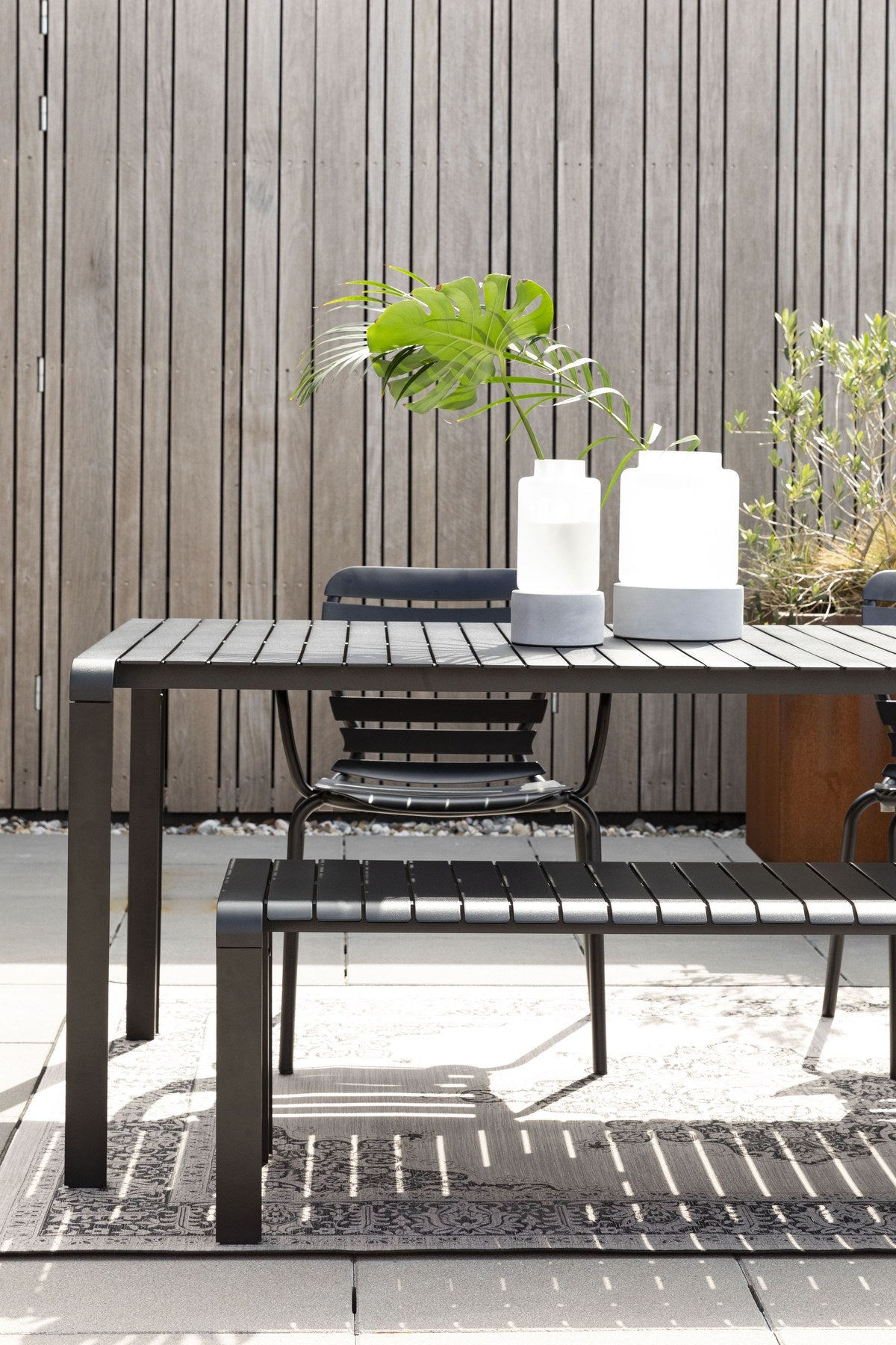 Gartentisch Vondel von Zuiver in Schwarz, rechteckige Tischplatte aus pulverbeschichtetem Aluminium mit schlanken Beinen und Fusskappen aus PP.