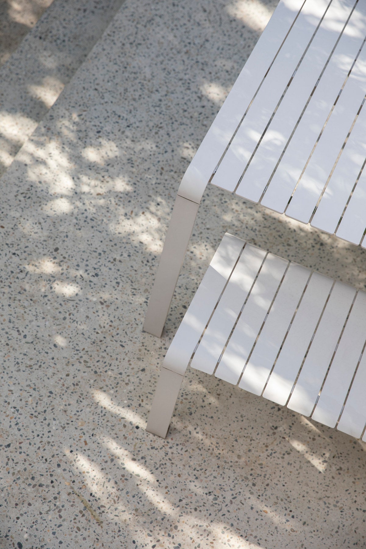 Gartentisch Vondel in Clay präsentiert im Onlineshop von KAQTU Design AG. Gartentisch ist von Zuiver