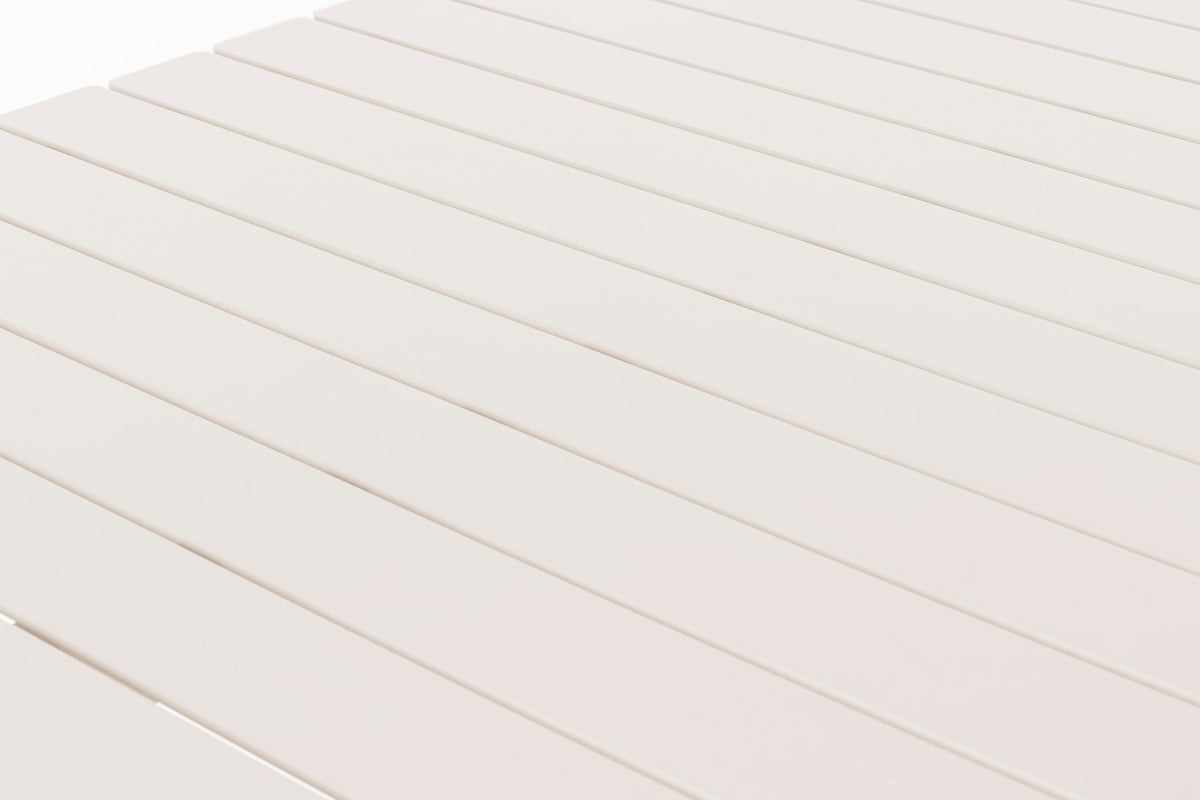 Gartentisch Vondel in Clay präsentiert im Onlineshop von KAQTU Design AG. Gartentisch ist von Zuiver